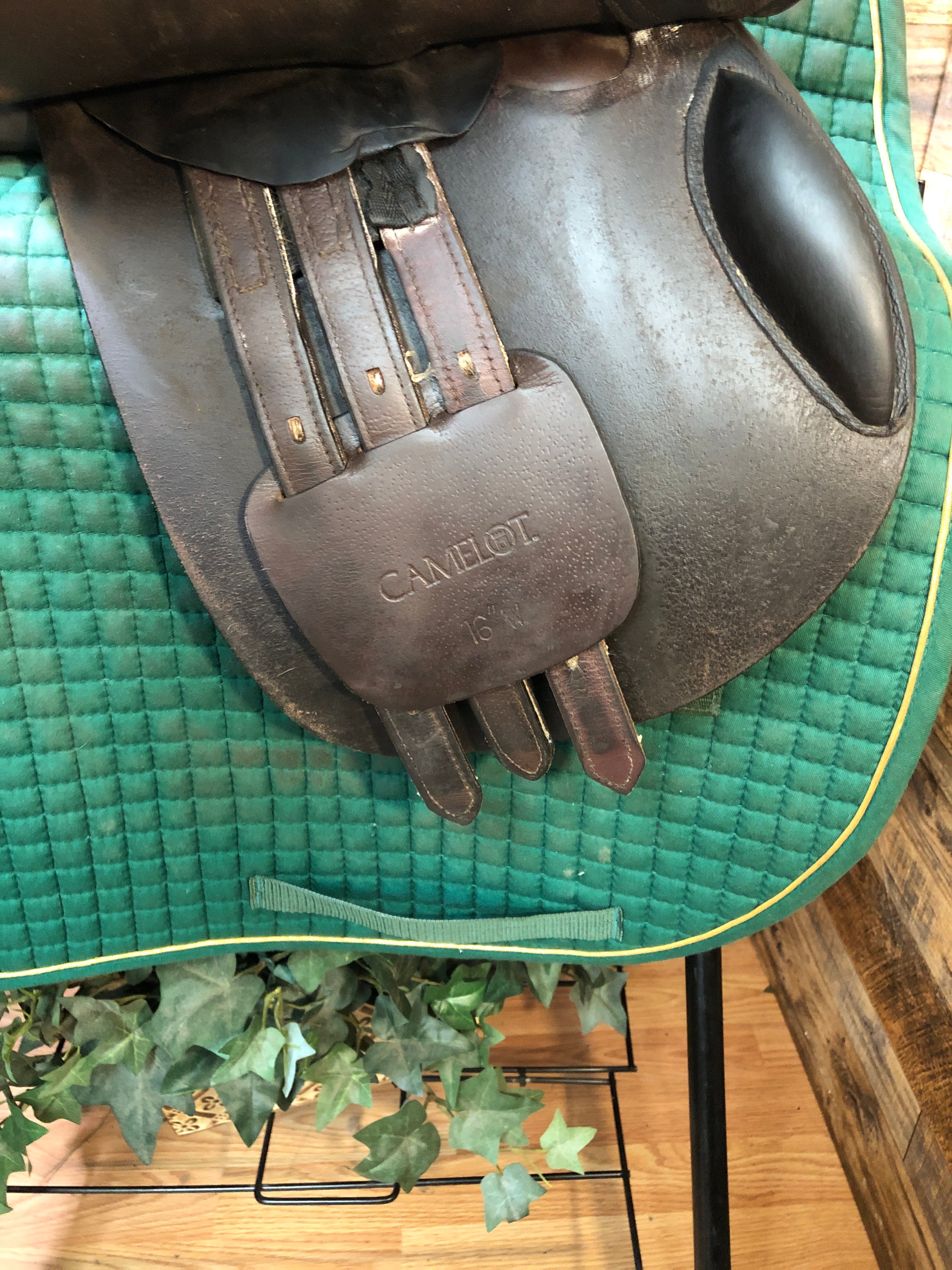 16" Camelot Wide Close Contact Saddle