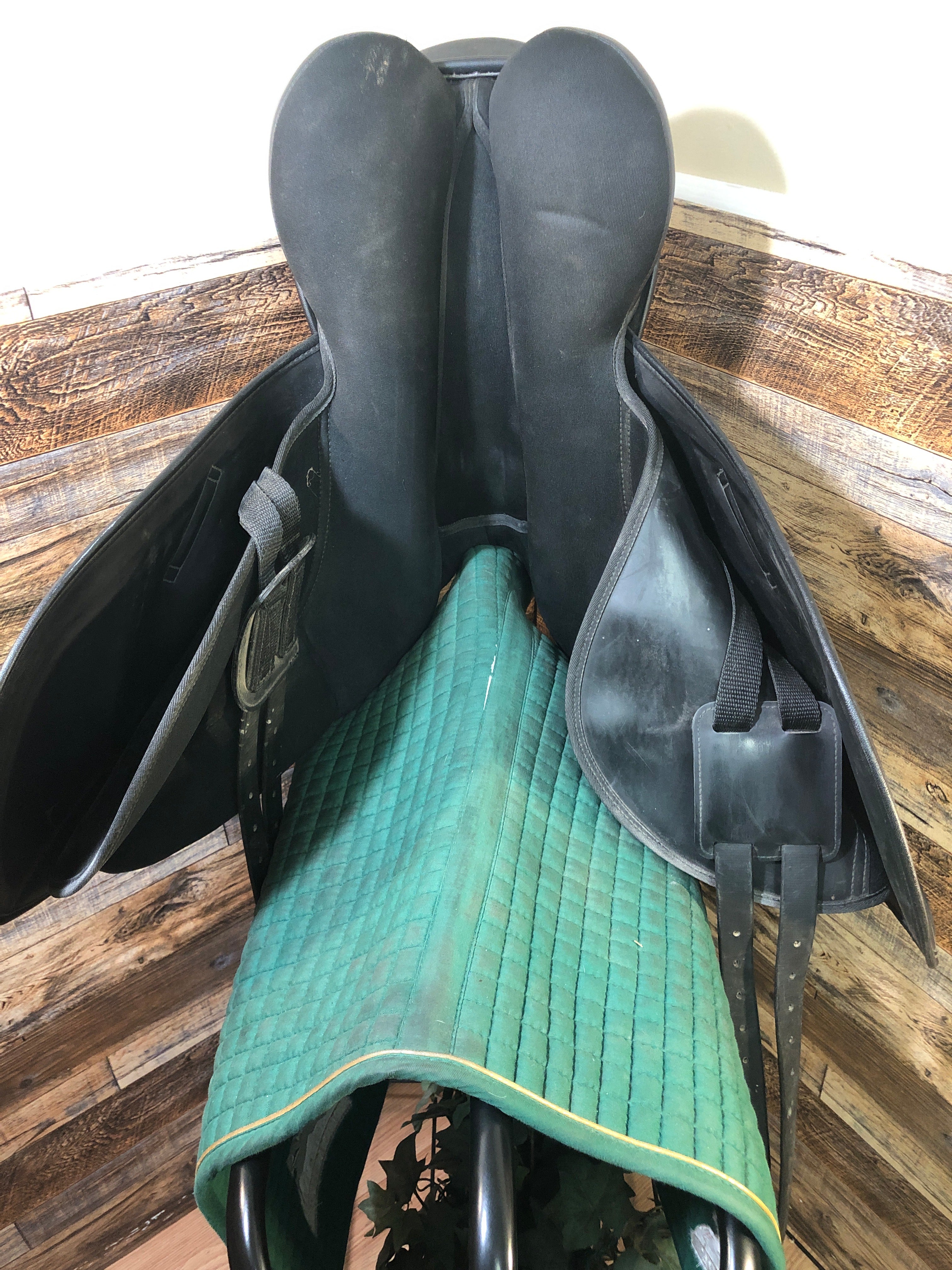 18" Thorowgood Synthetic Dressage Saddle