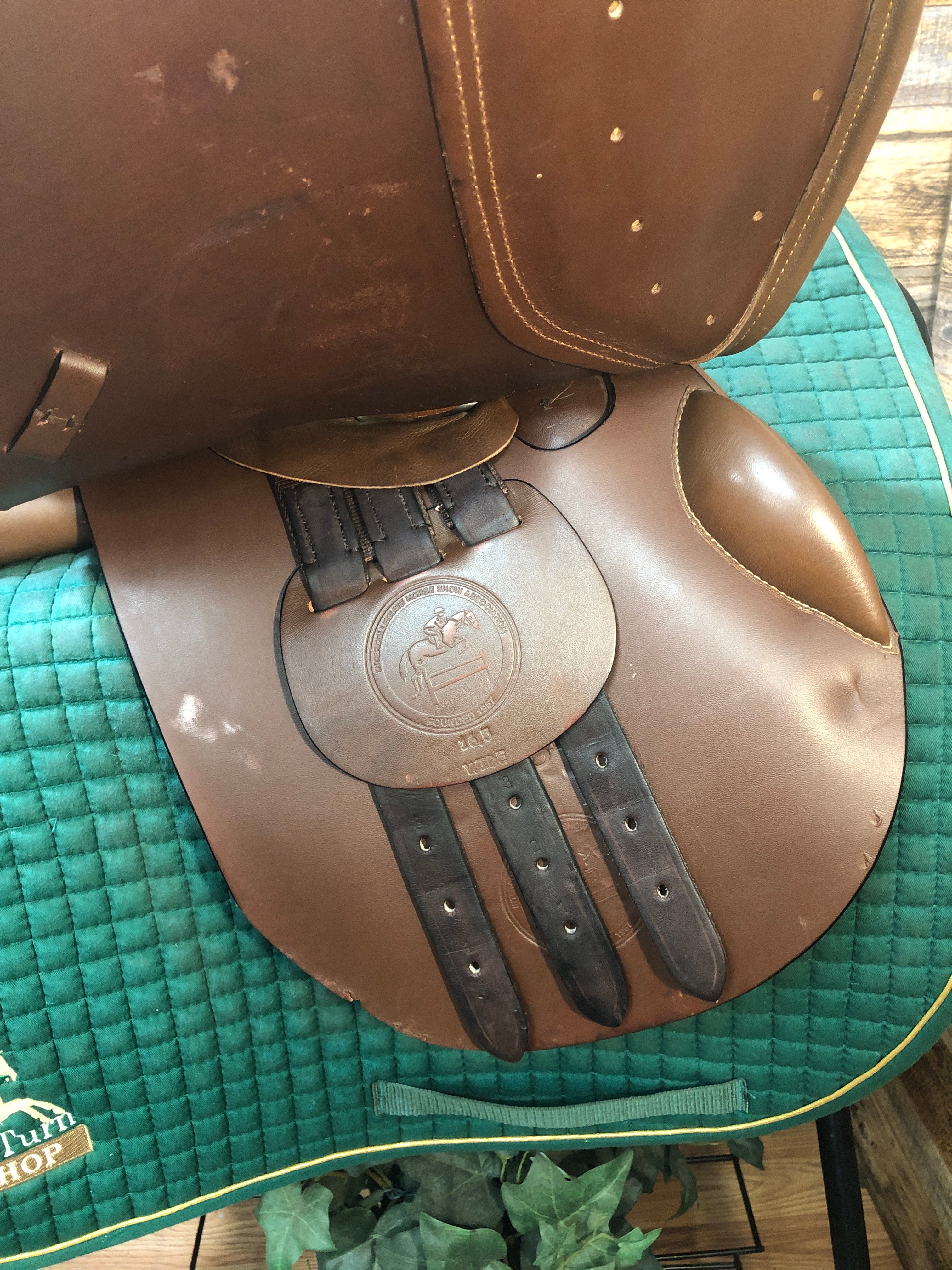 16.5" Collegiate Close Contact Saddle