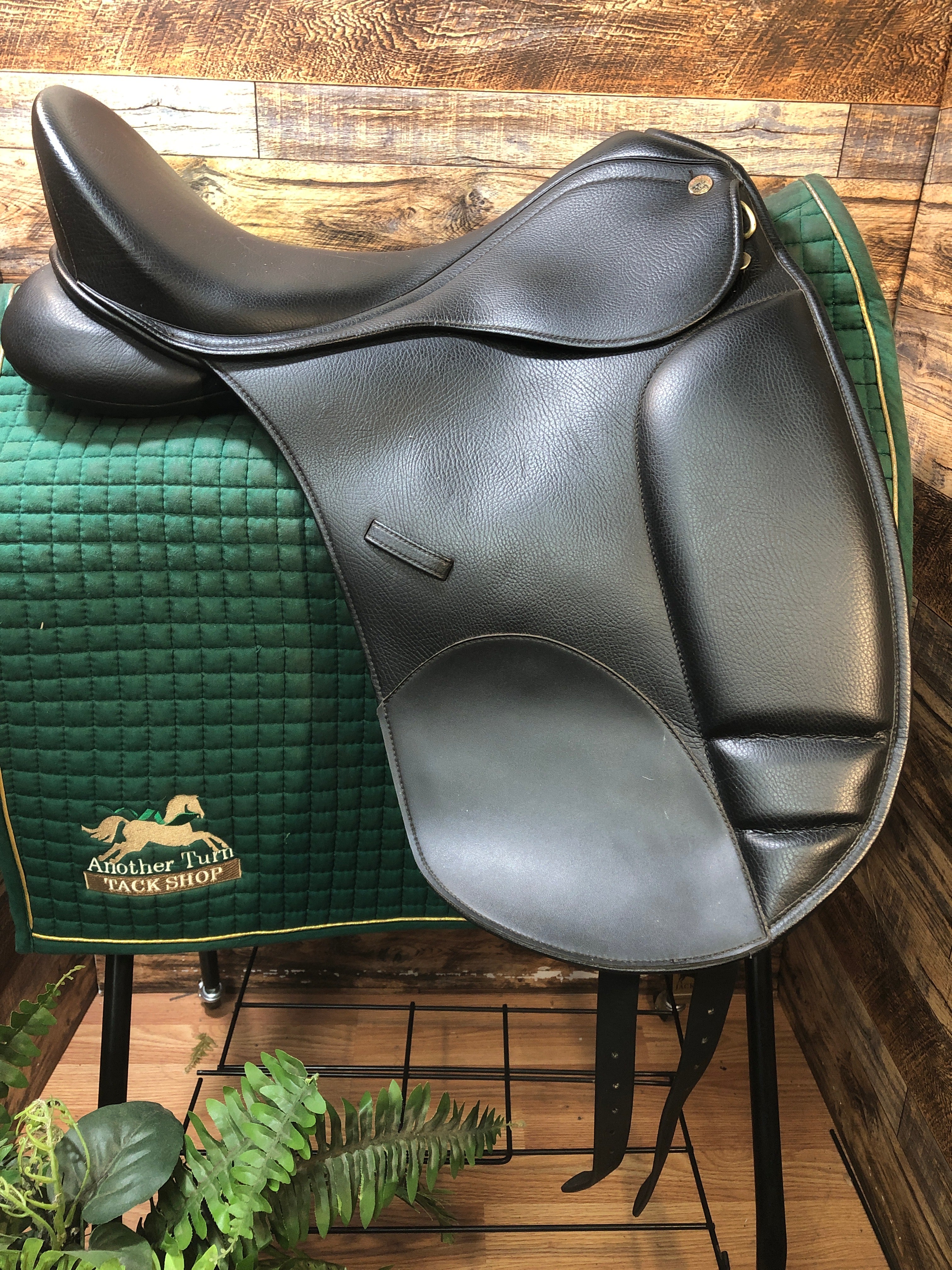 17.5" Excellent Dressage Saddle