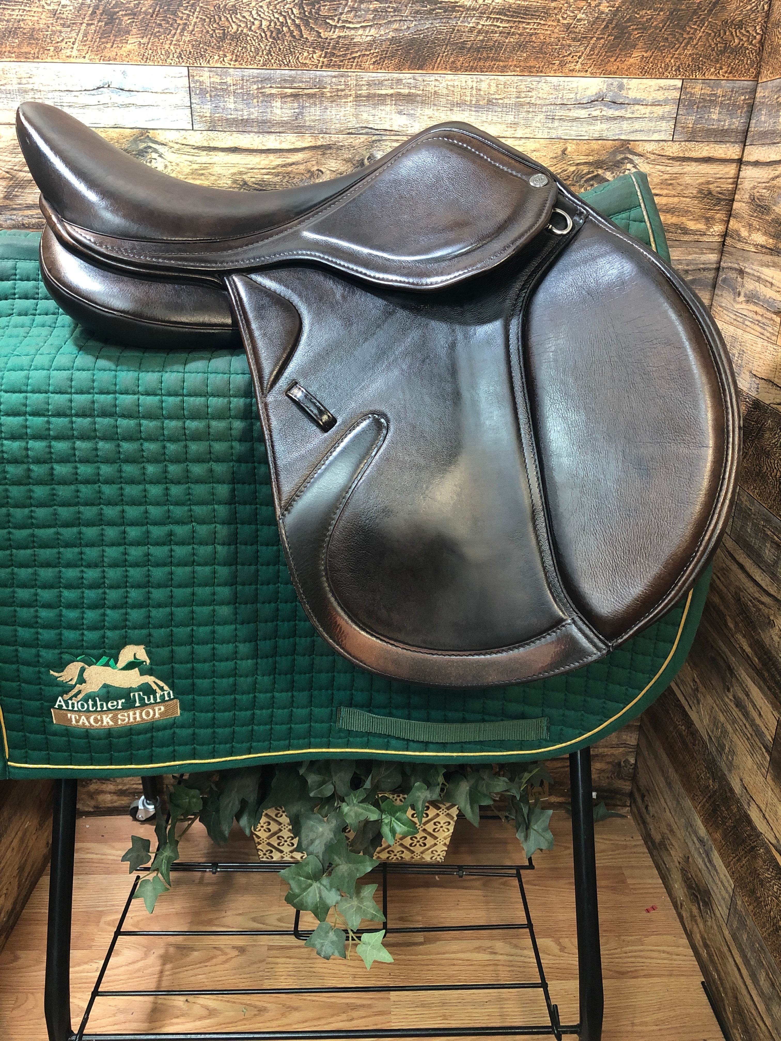 17" Royal Highness Marida Close Contact Saddle