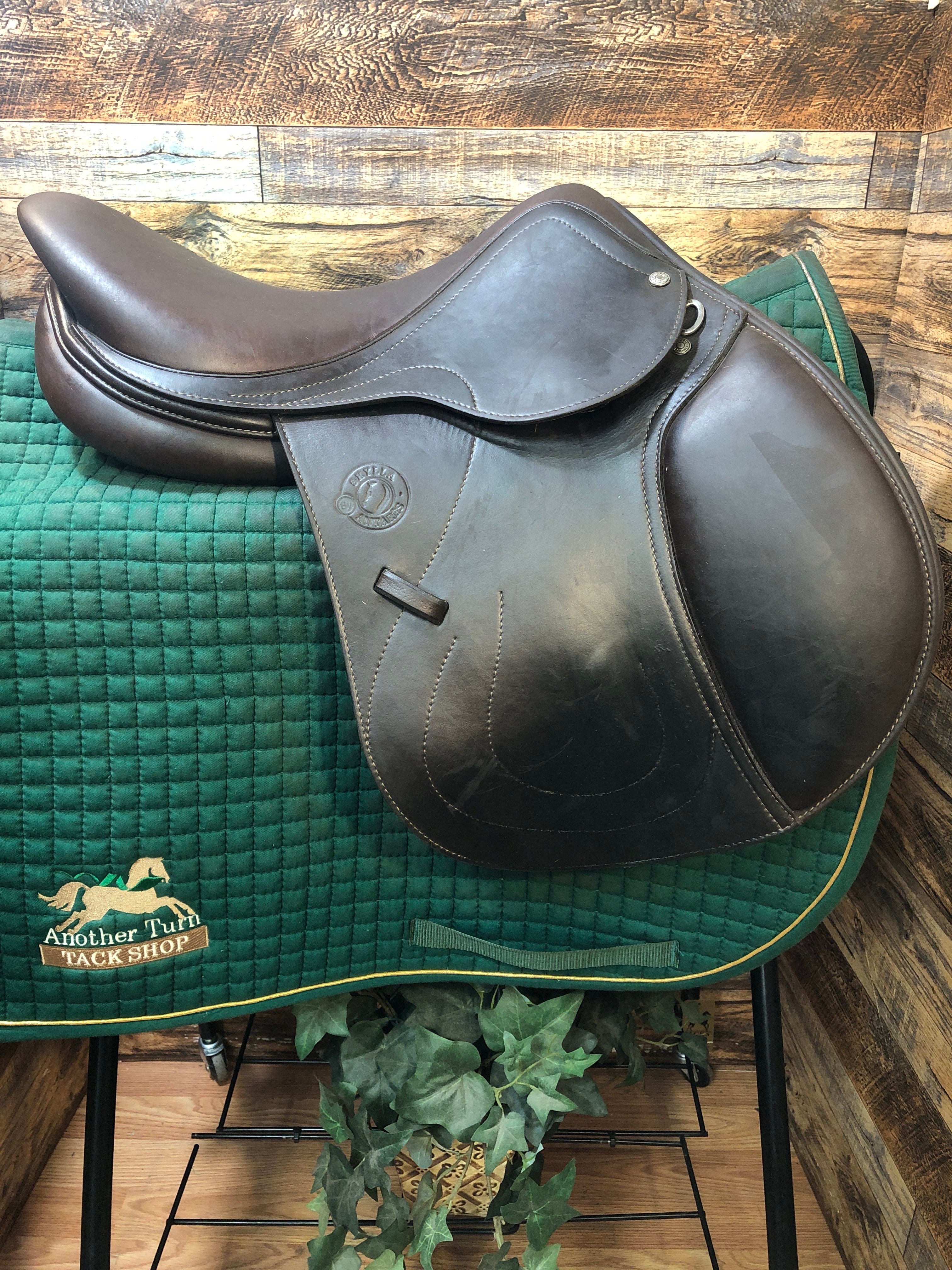 17" Antares Close Contact Saddle