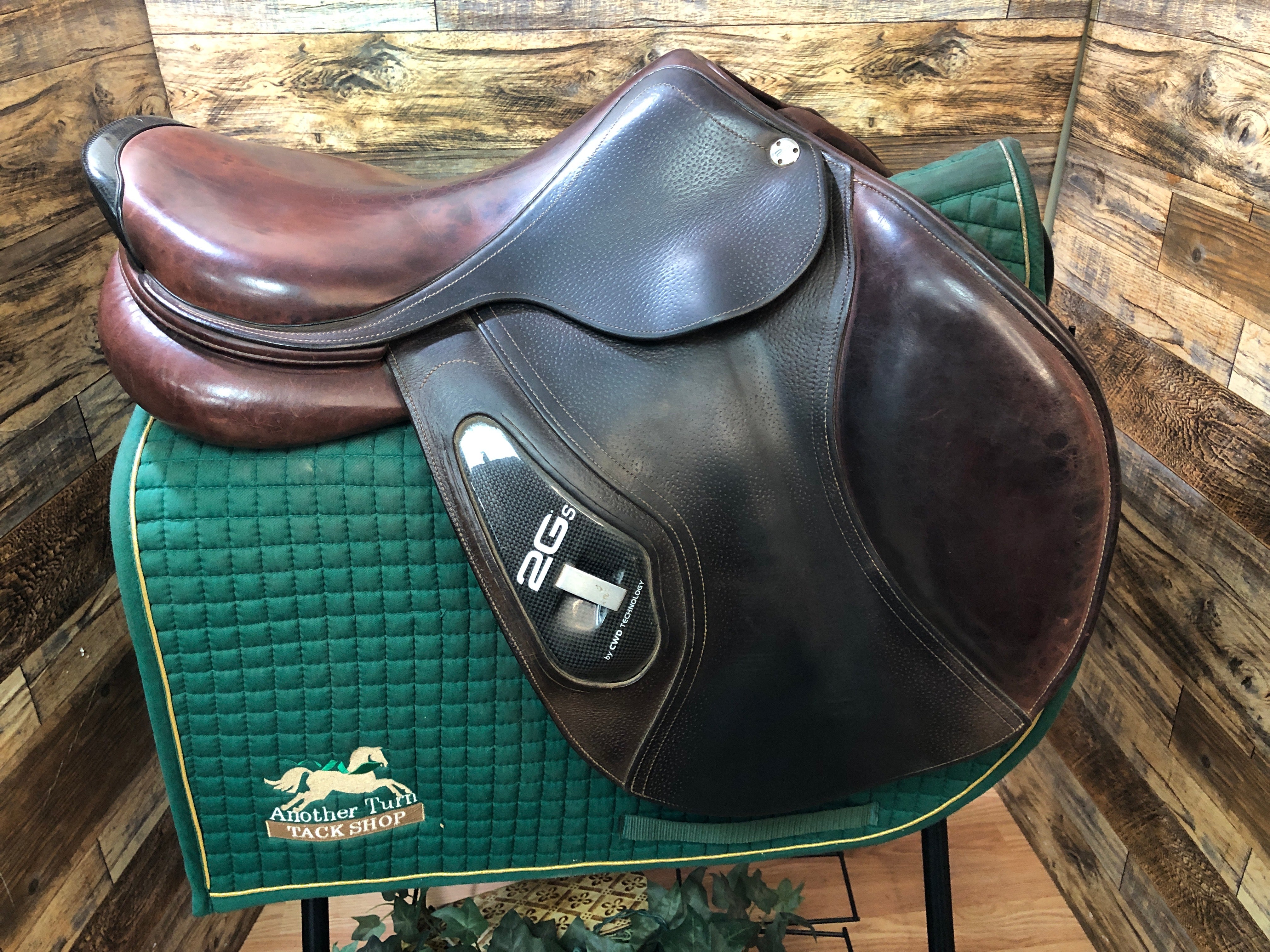17.5" CWD 2Gs Close Contact Saddle