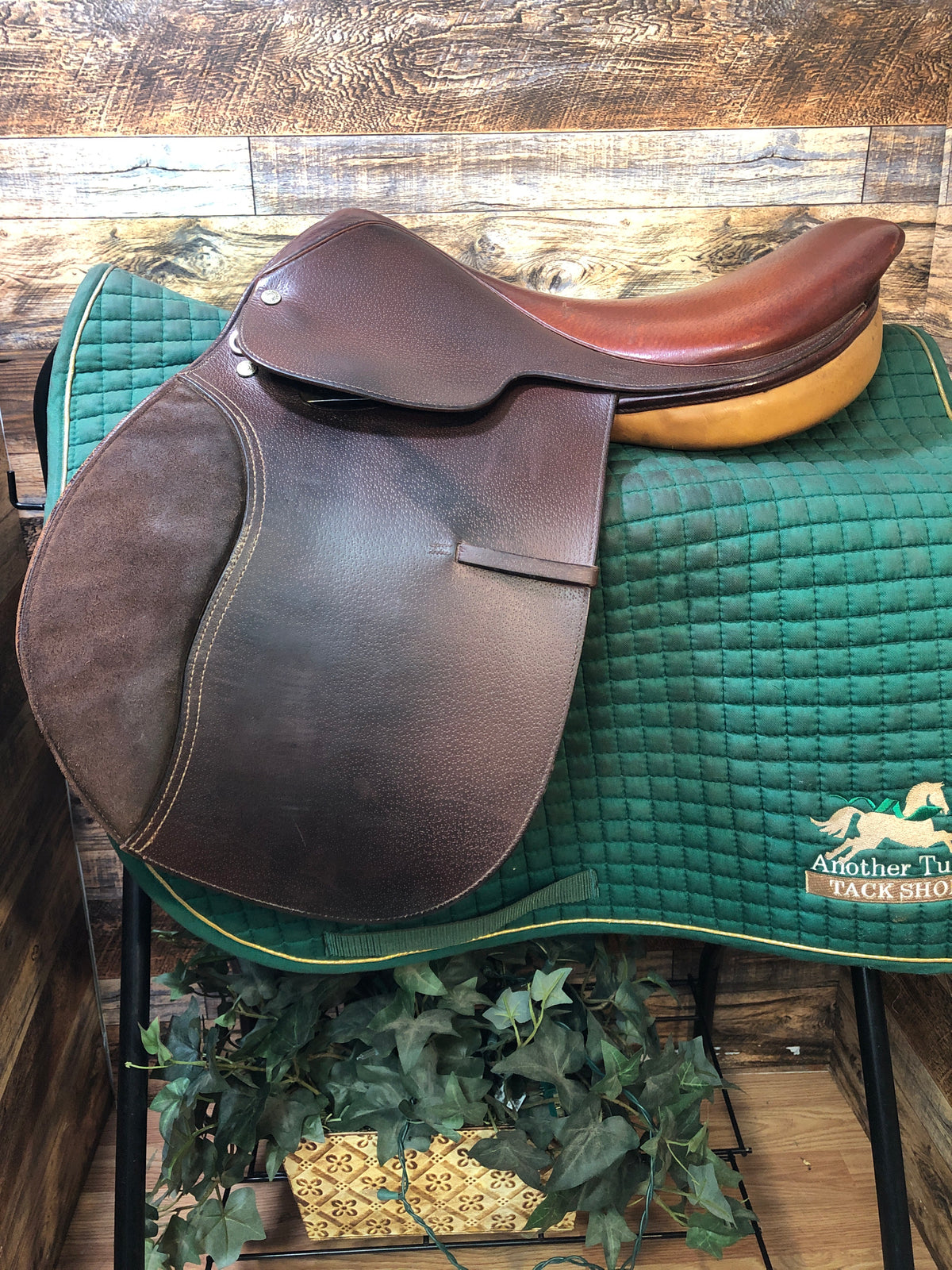 17" Crosby Close Contact Saddle