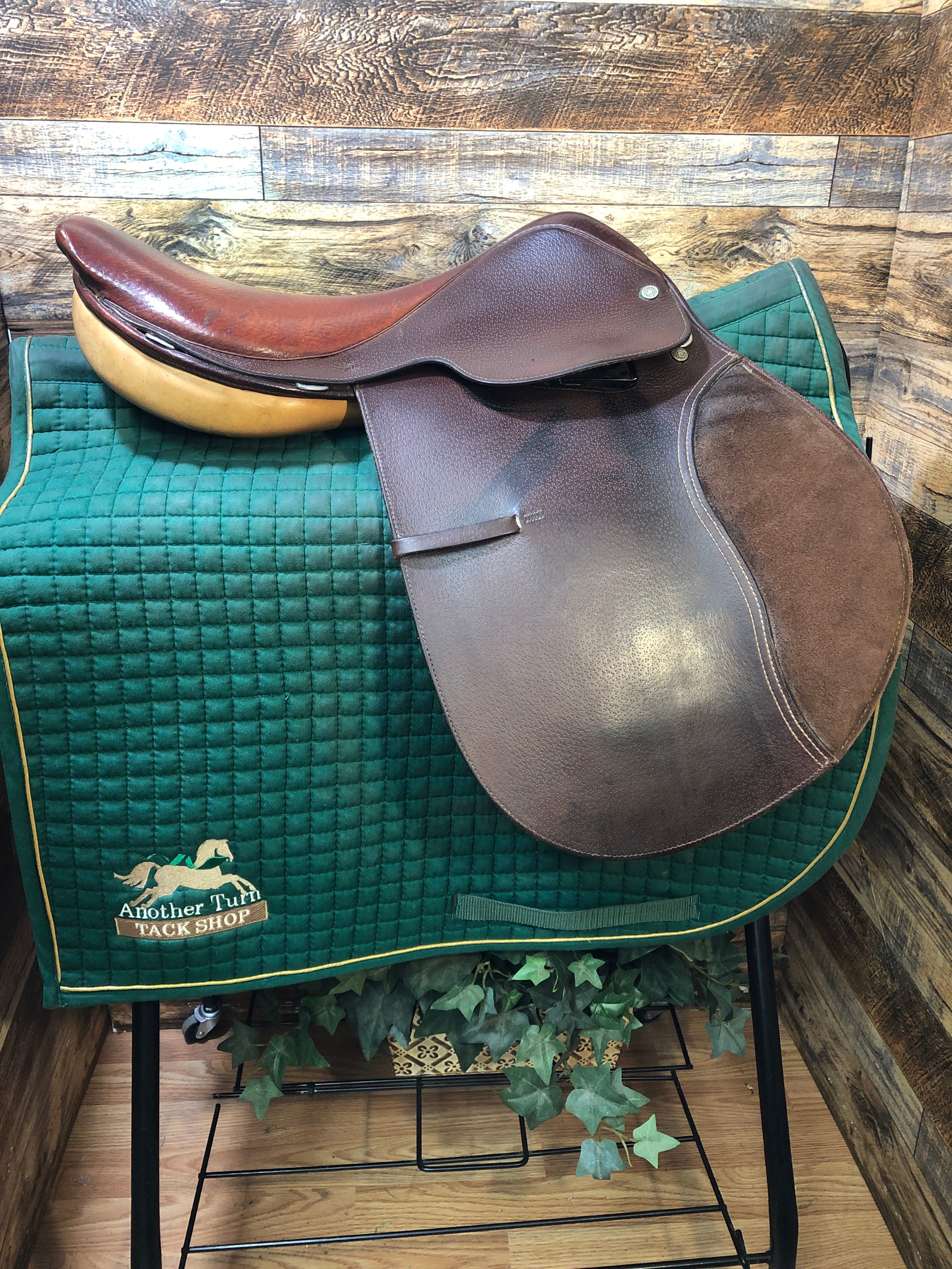 17" Crosby Close Contact Saddle