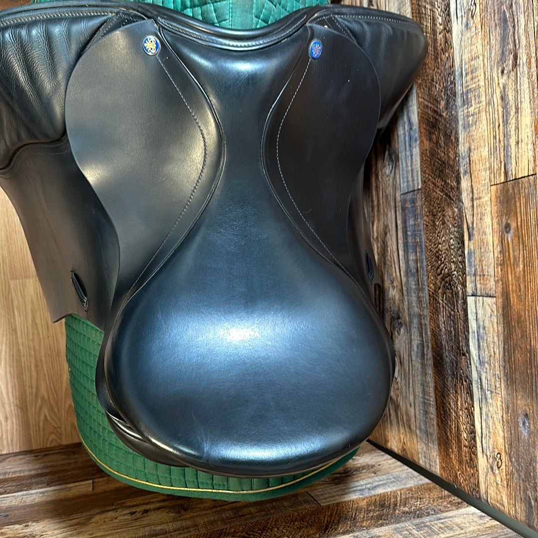 17.5" Detente Dressage Saddle