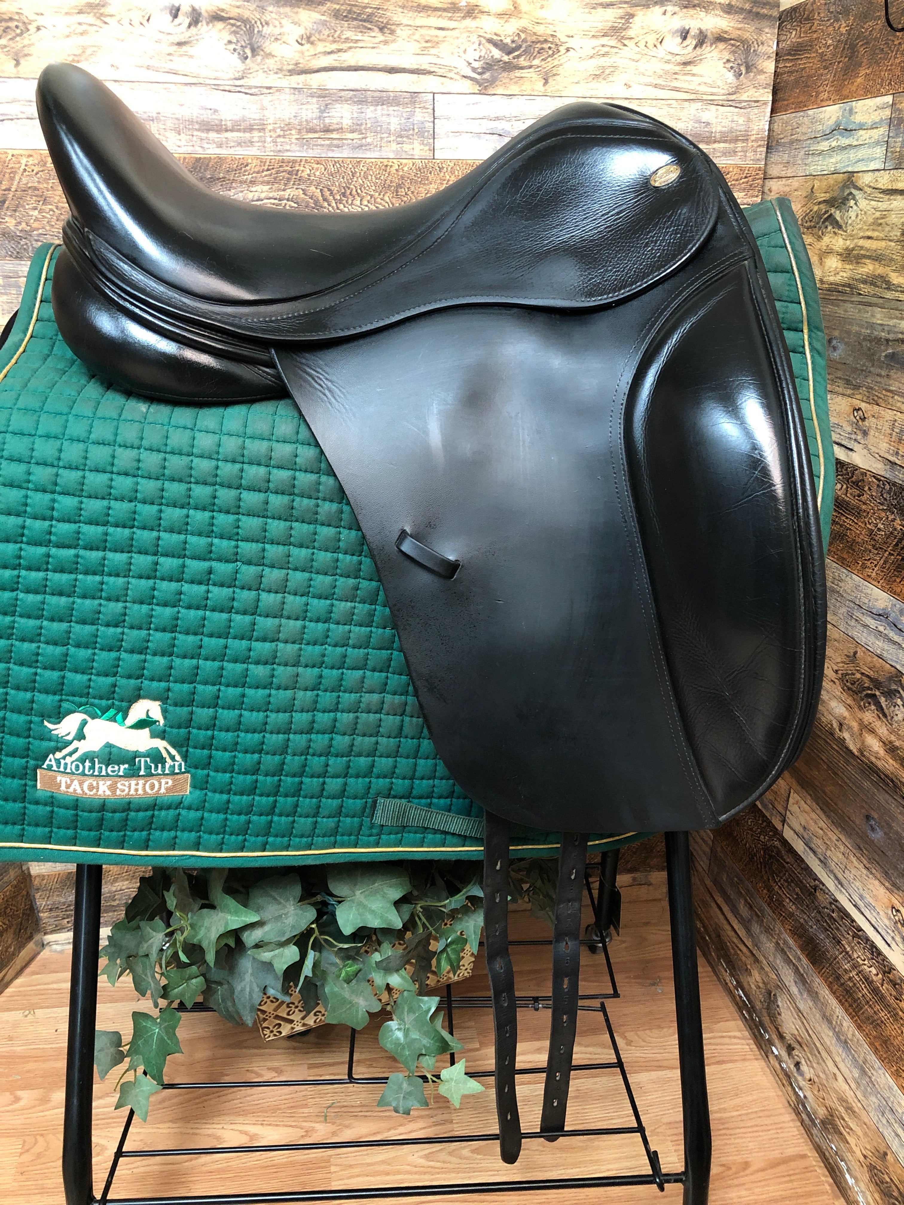 17.5" Kent & Masters Dressage Saddle