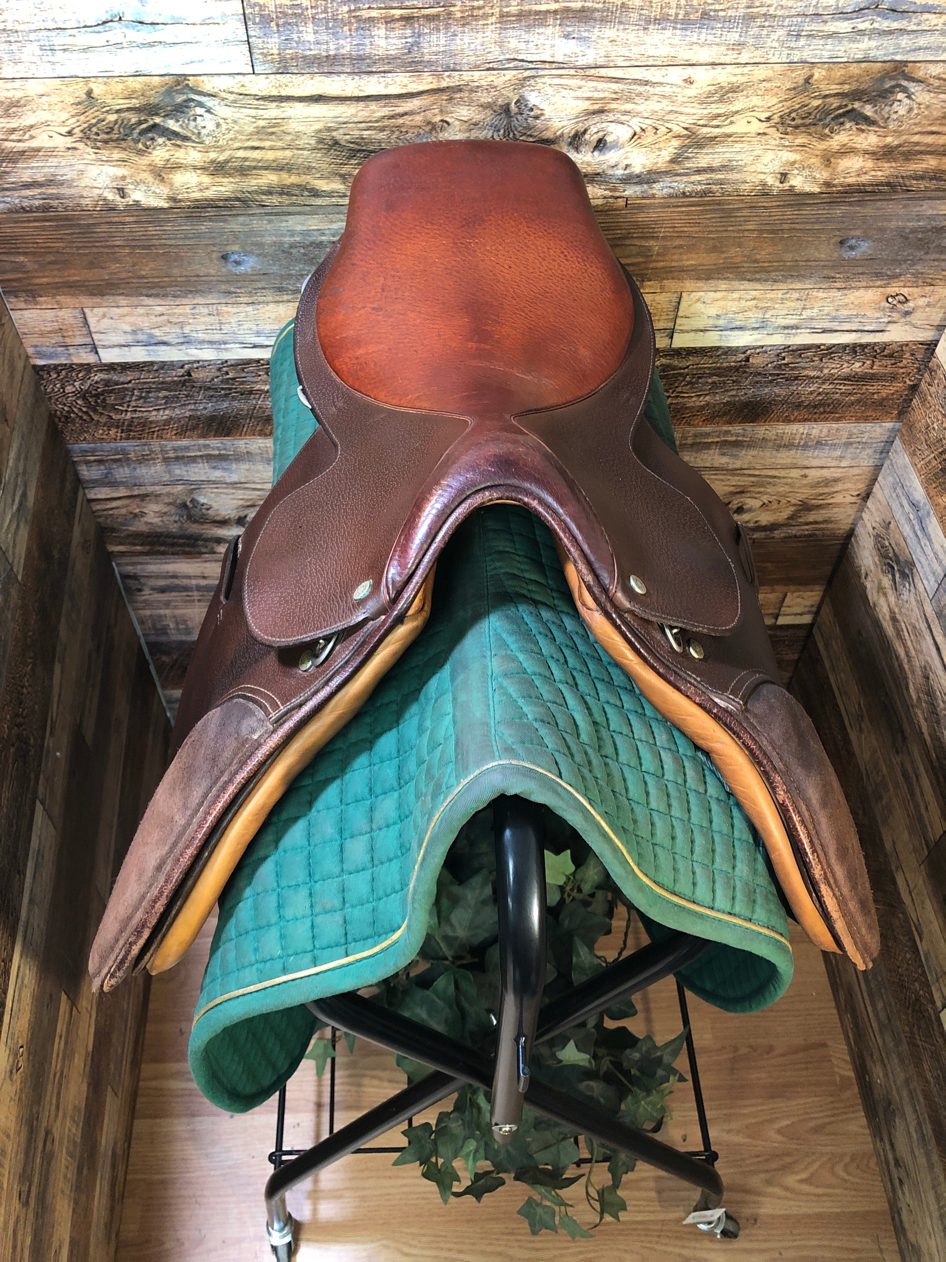17" Crosby Close Contact Saddle