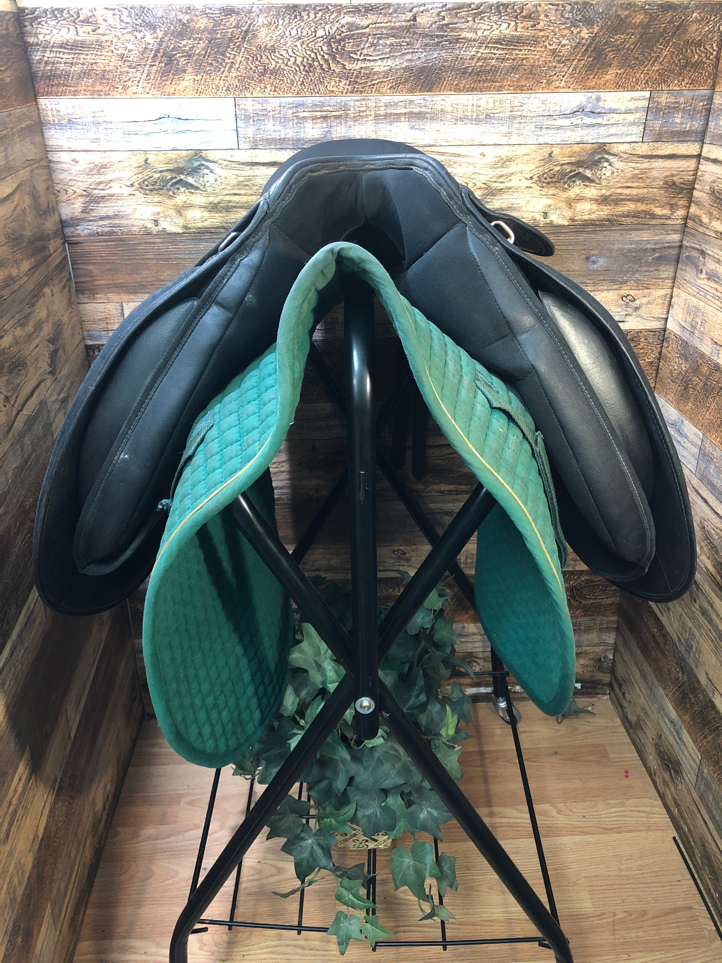 18" Thorowgood Synthetic Dressage Saddle