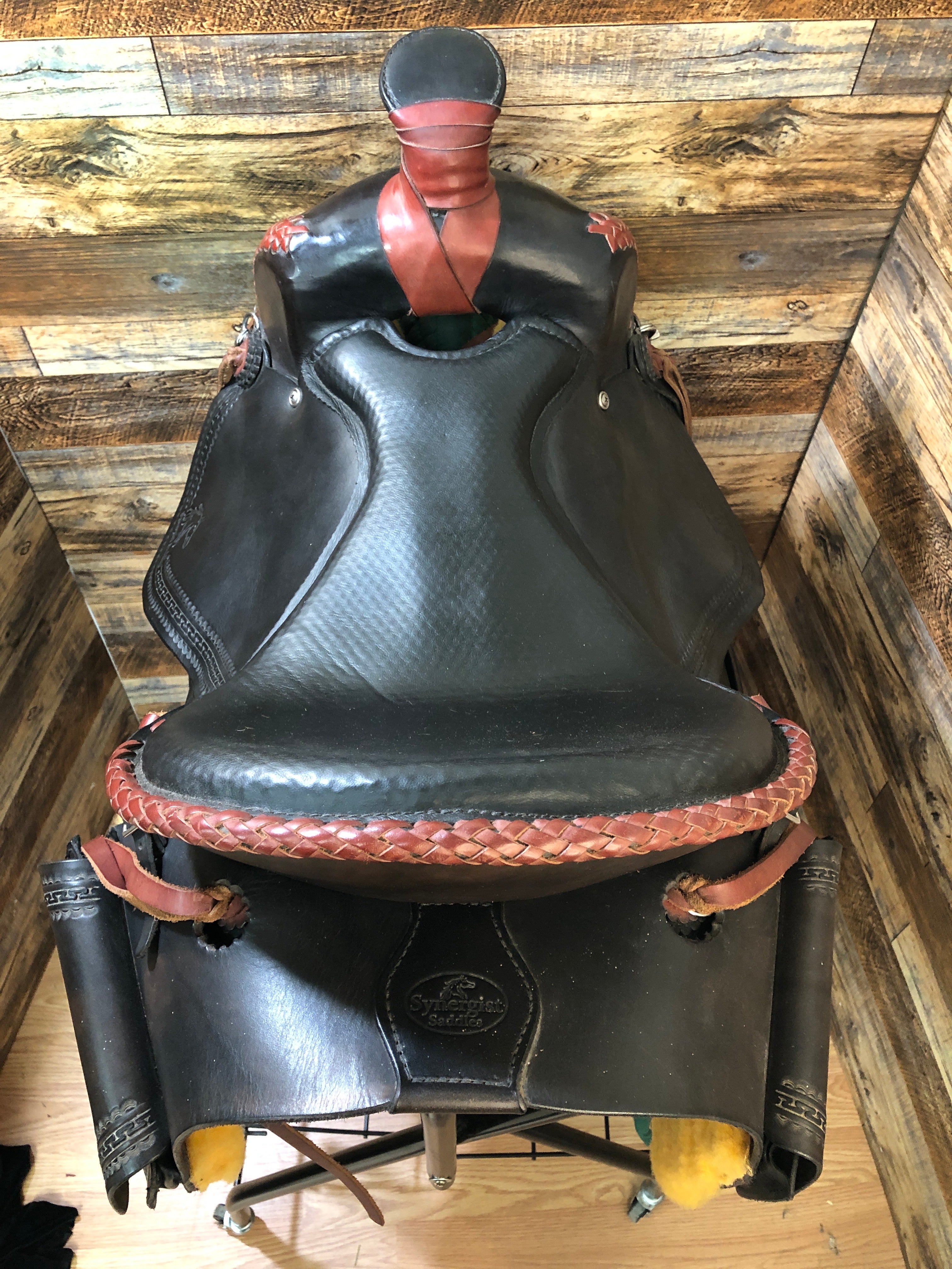 16" Synergist Western Trail Saddle - Black