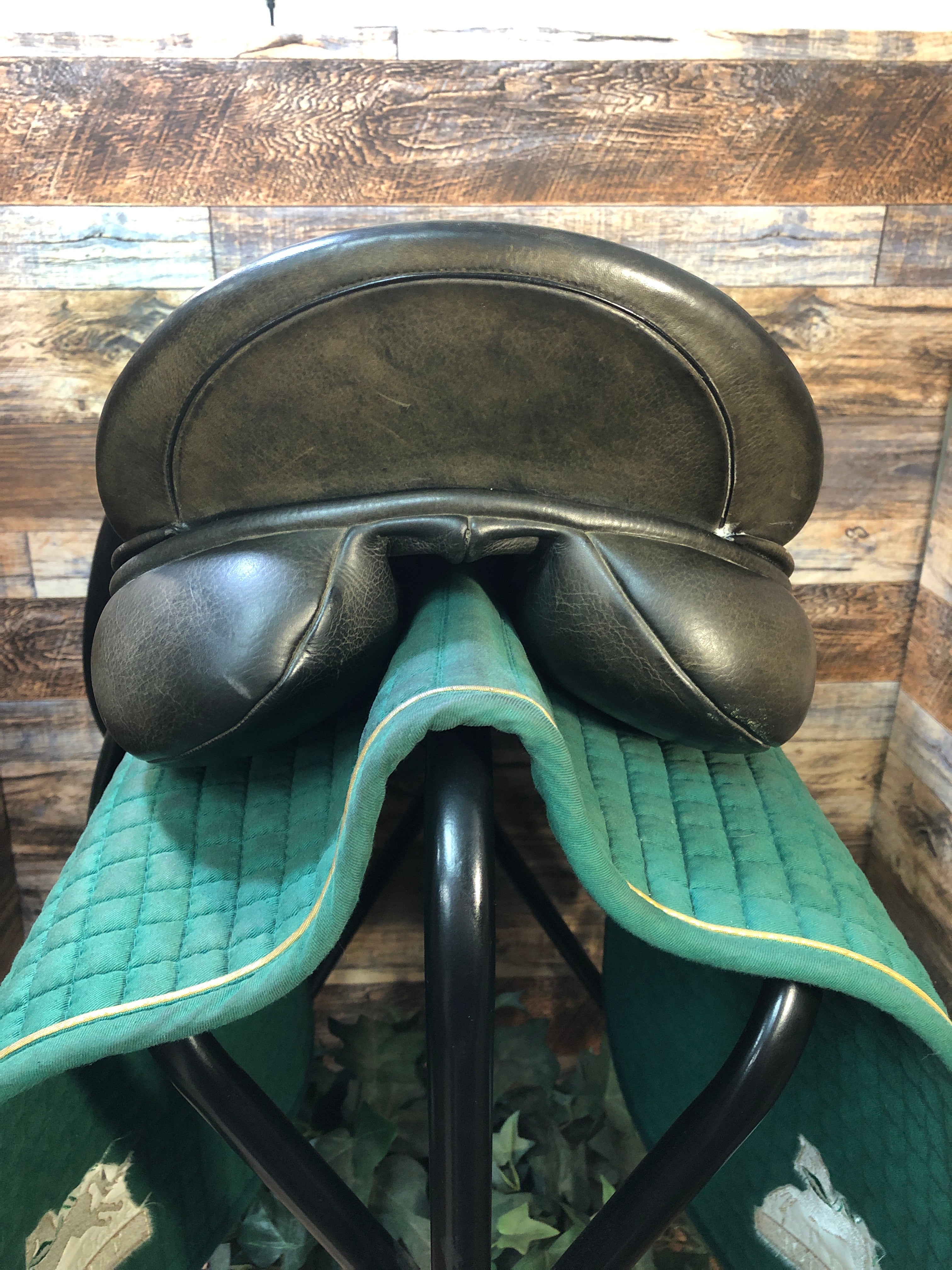 18" County Perfection Dressage XW 5.5" tree/ 16" flap wool