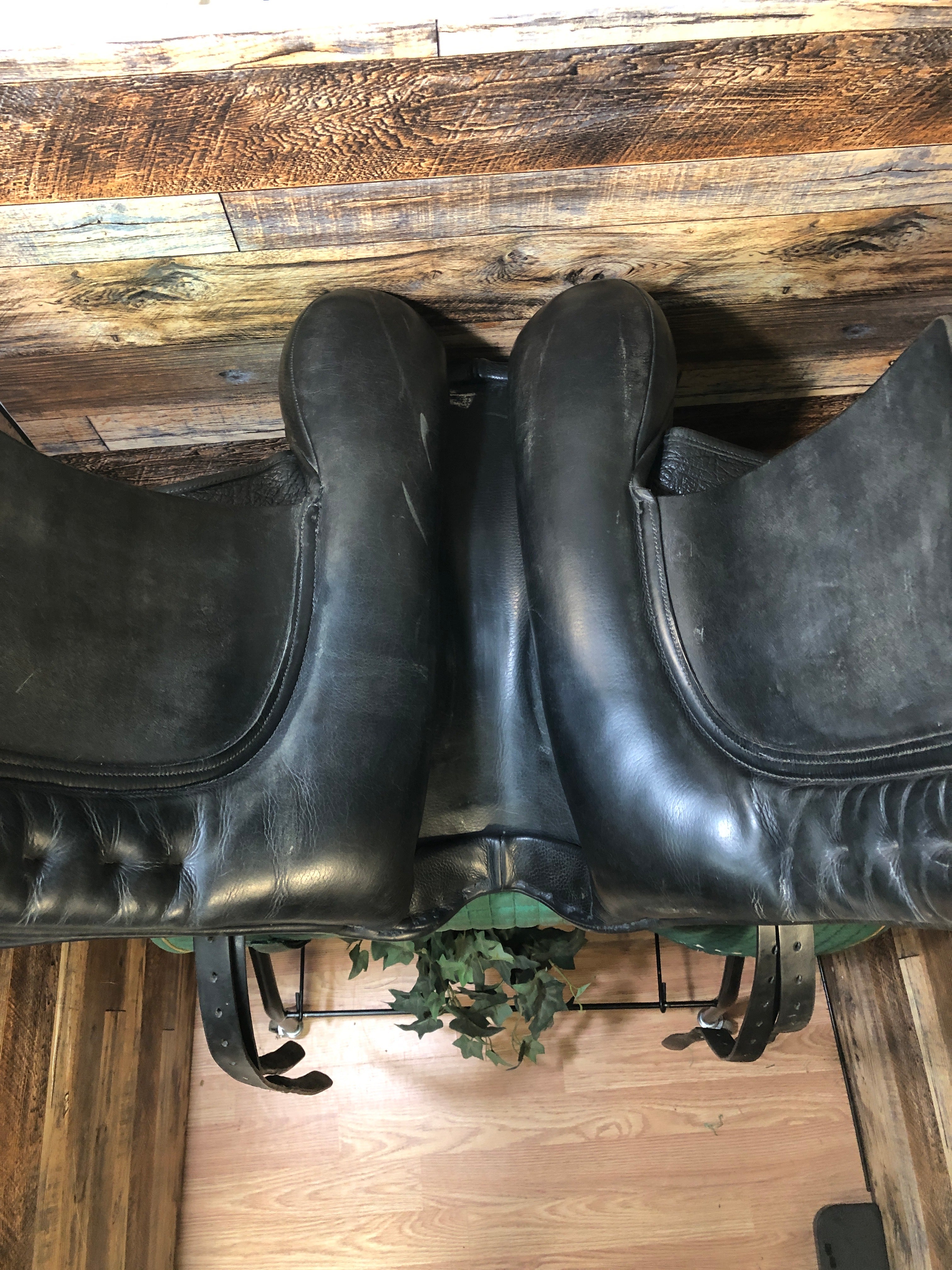 18" County Perfection Dressage XW 5.5" tree/ 16" flap wool
