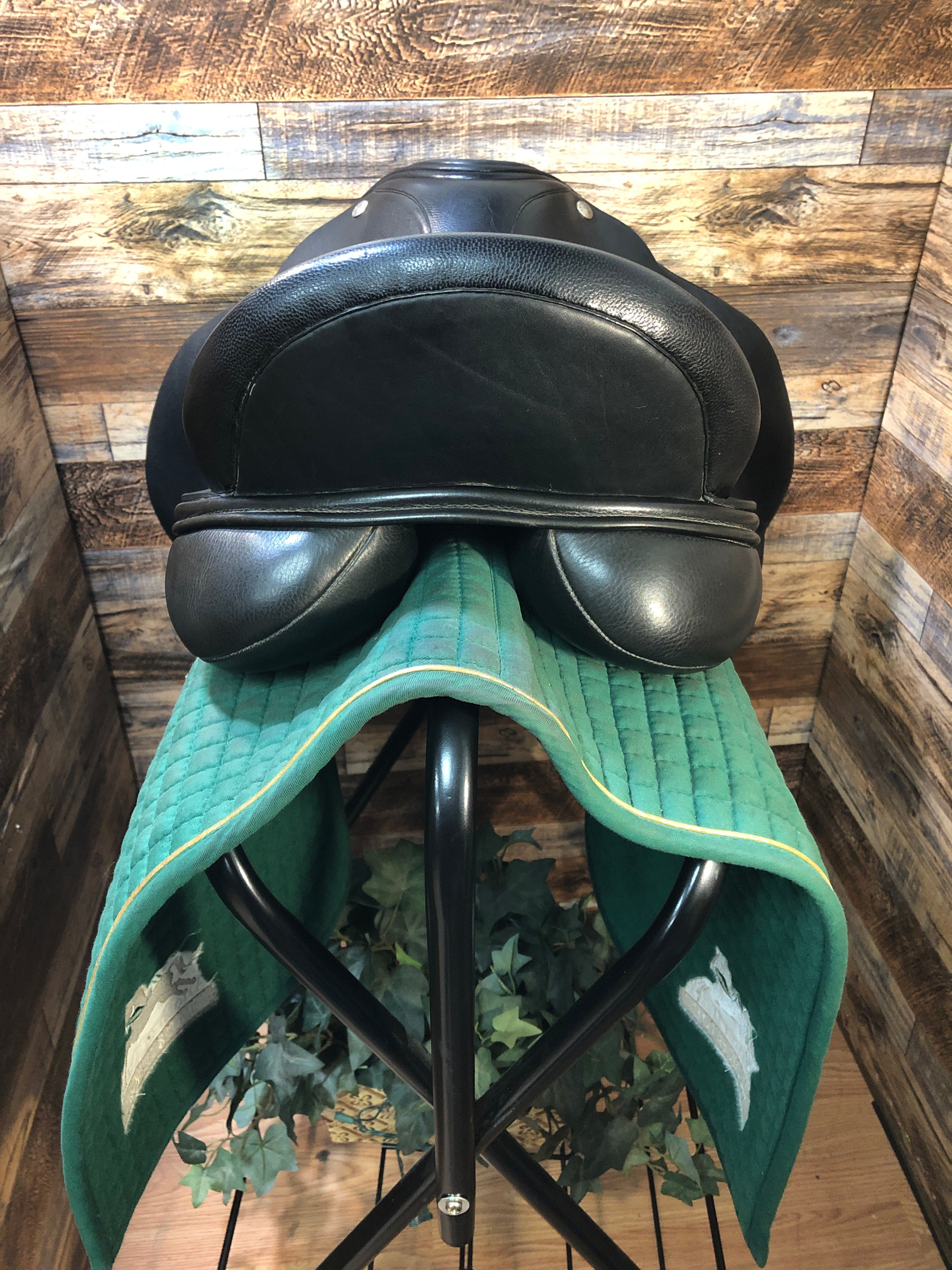 17.5" Frank Baines Omni Dressage Saddle