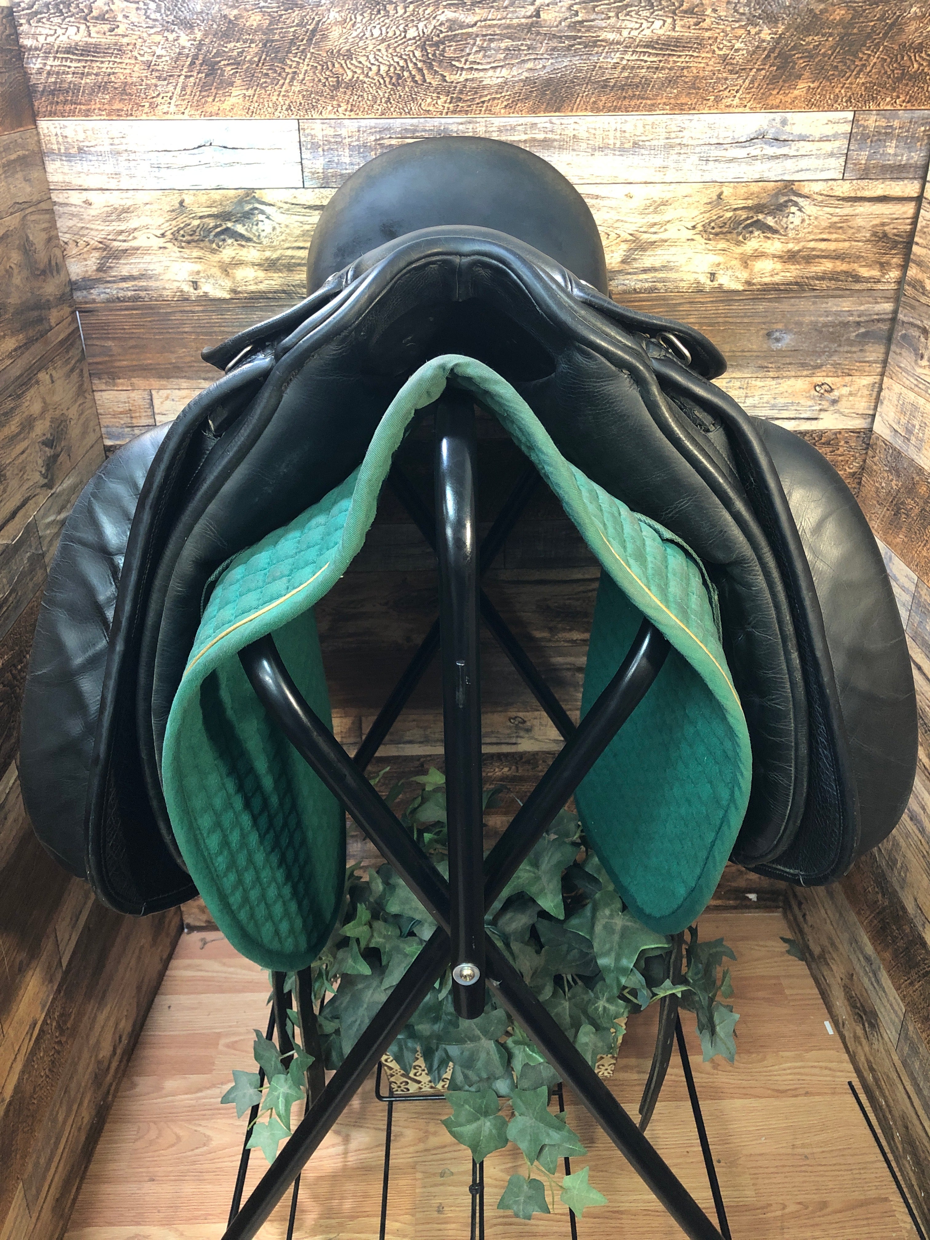 18" County Perfection Dressage XW 5.5" tree/ 16" flap wool