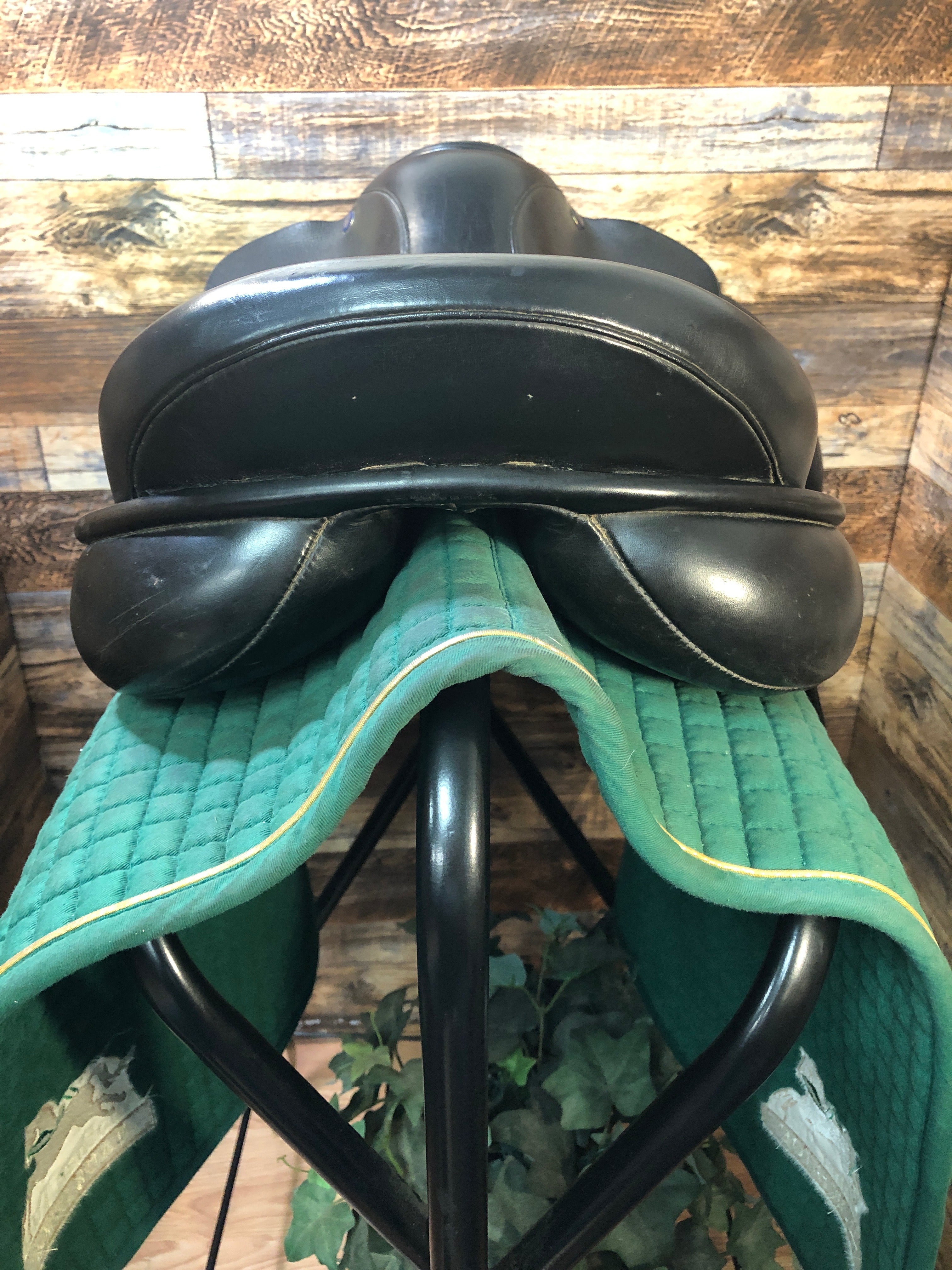 17.5" Detente Dressage Saddle