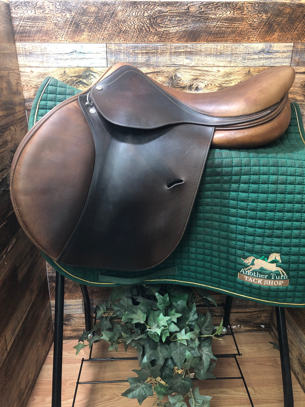 17.5" Antares Close Contact Saddle
