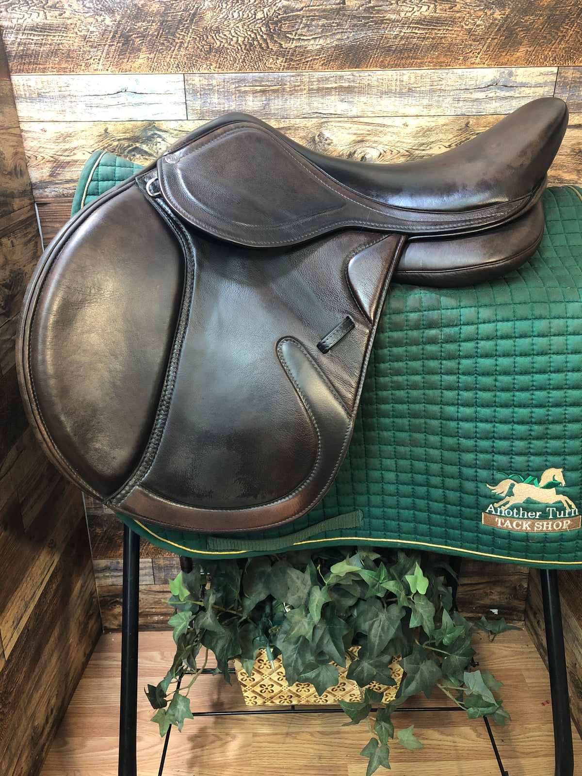17" Royal Highness Marida Close Contact Saddle