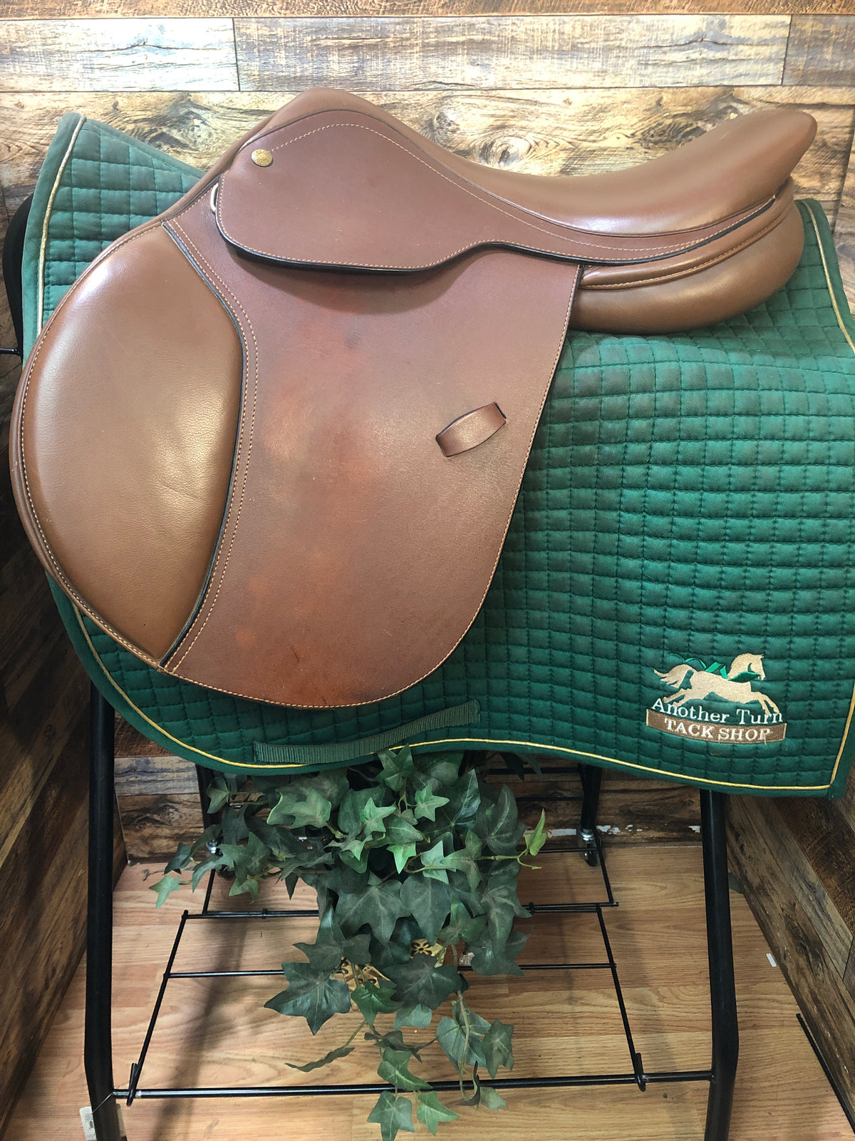 16.5" Collegiate Close Contact Saddle