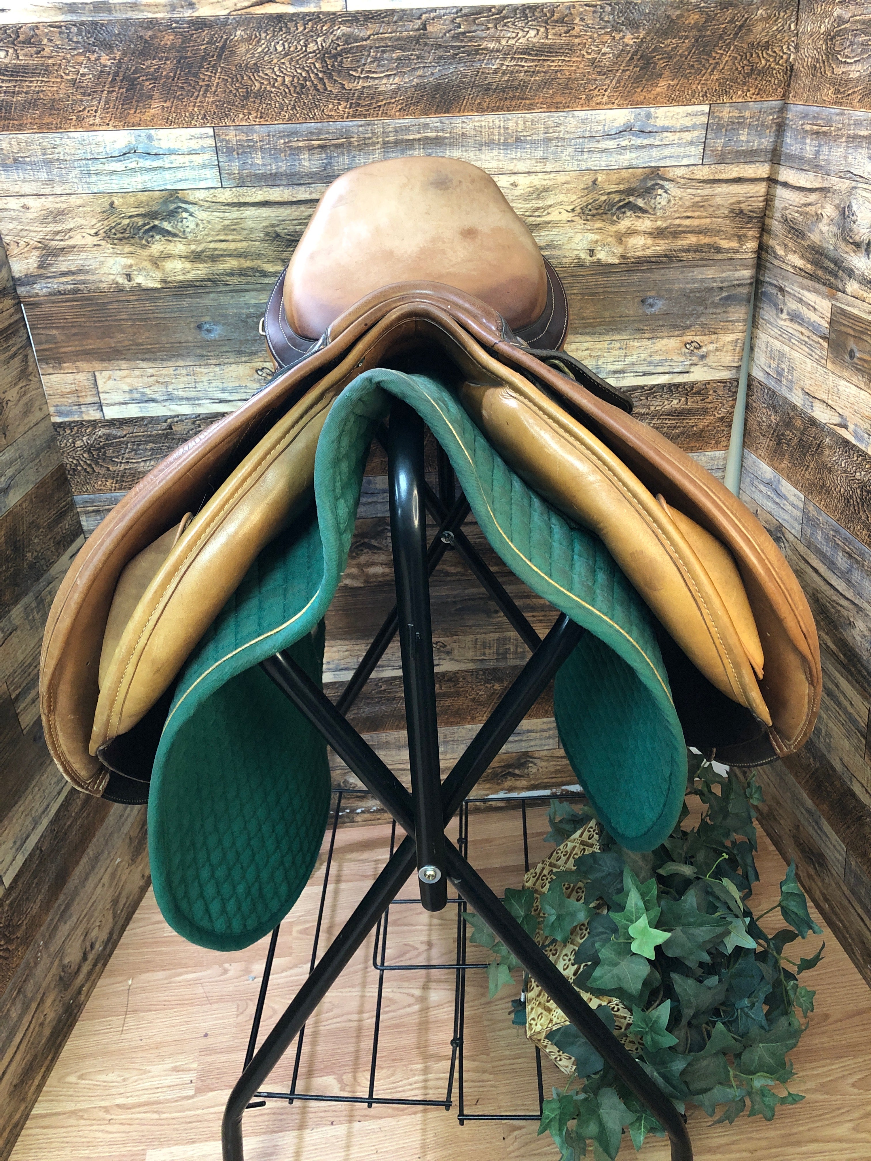 17" Bates Carilli Close Contact Saddle