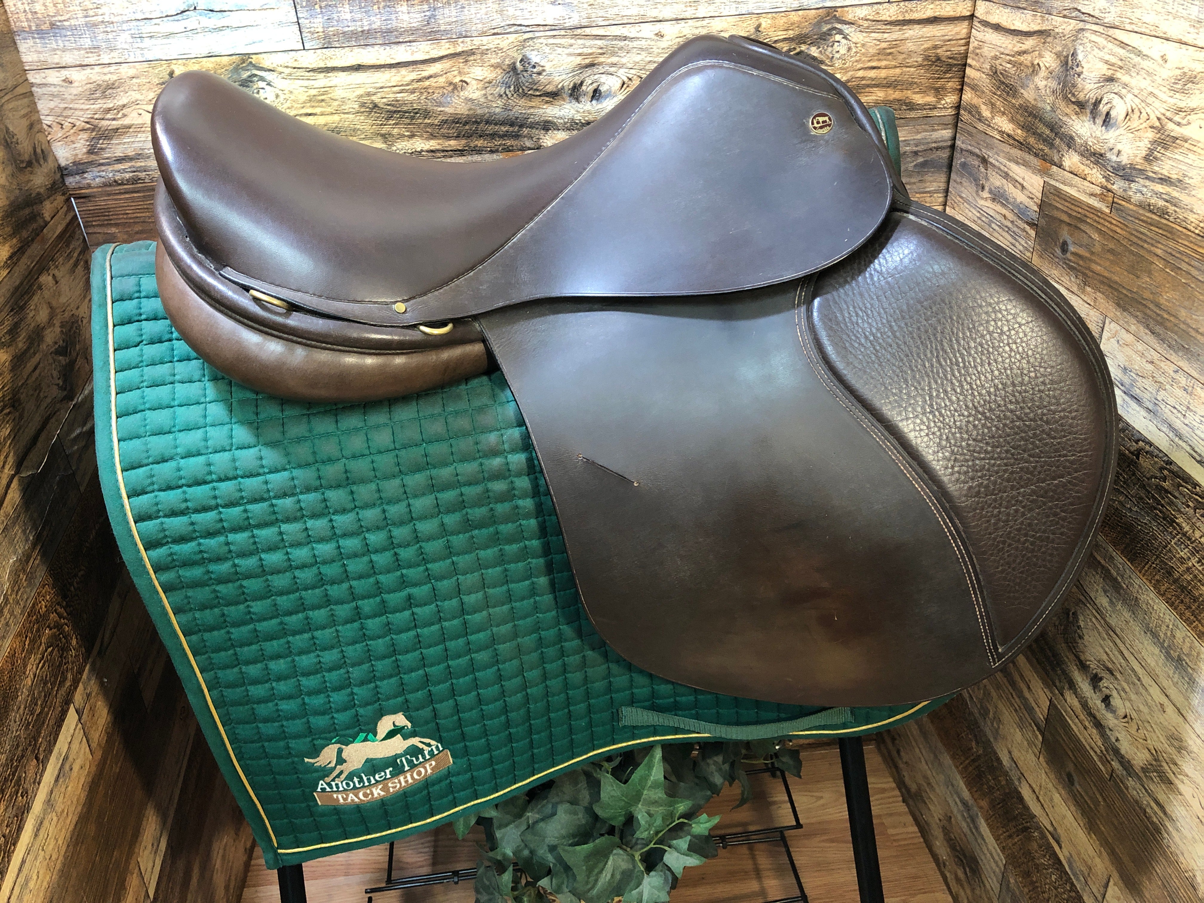 17.5" Lauriche Close Contact Saddle