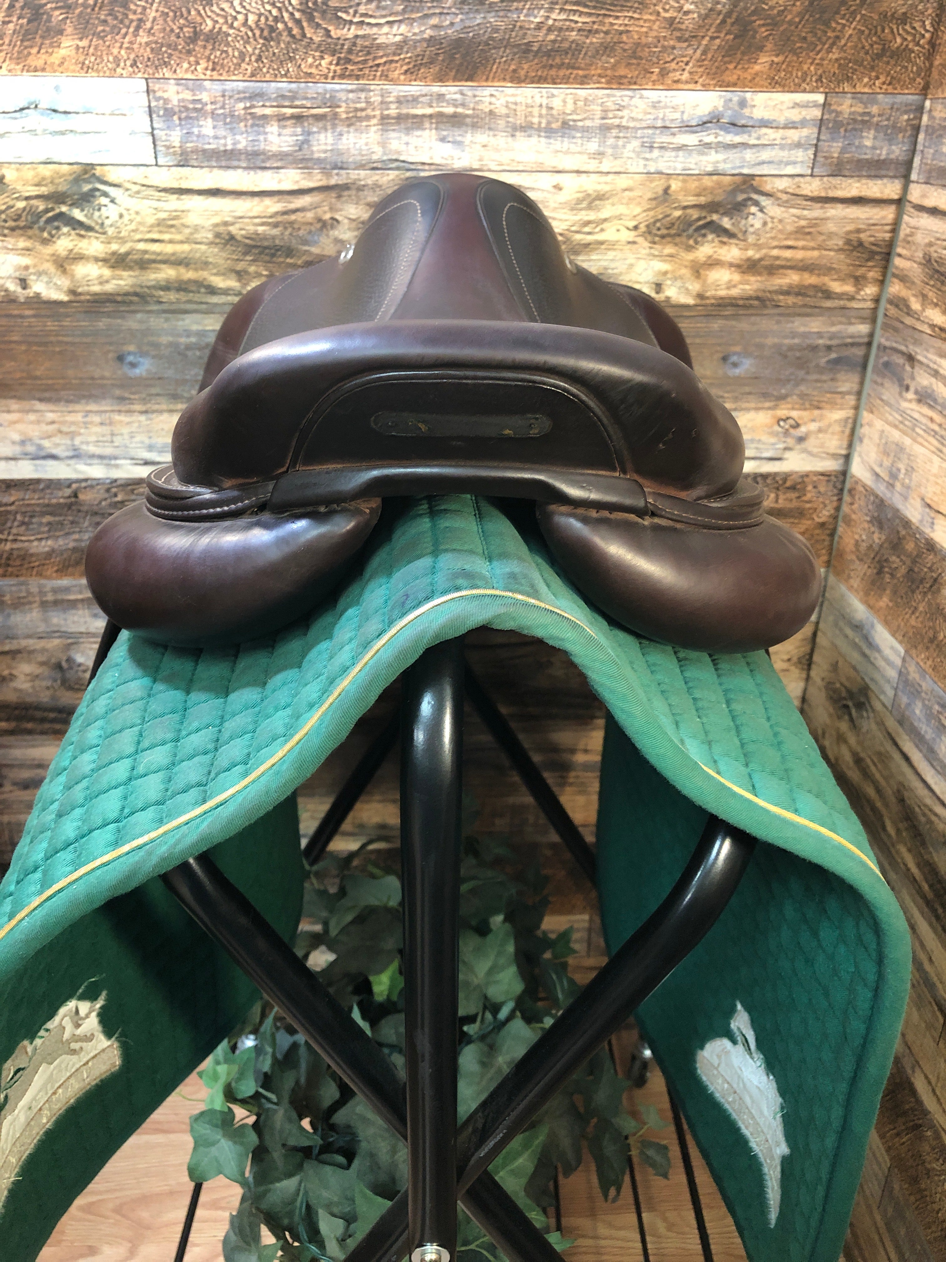 17.5" CWD SE03 2020 Close Contact Saddle
