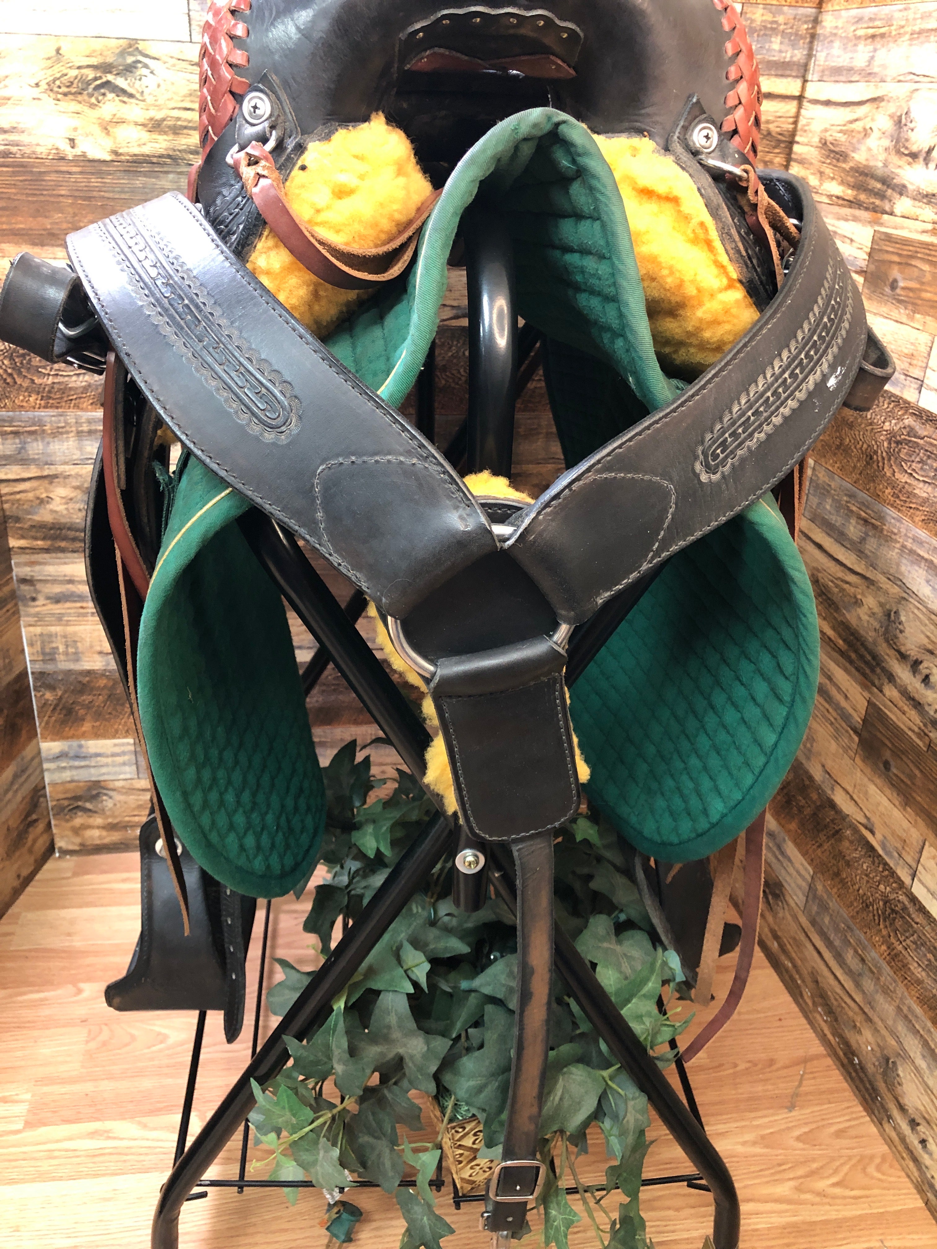 16" Synergist Western Trail Saddle - Black
