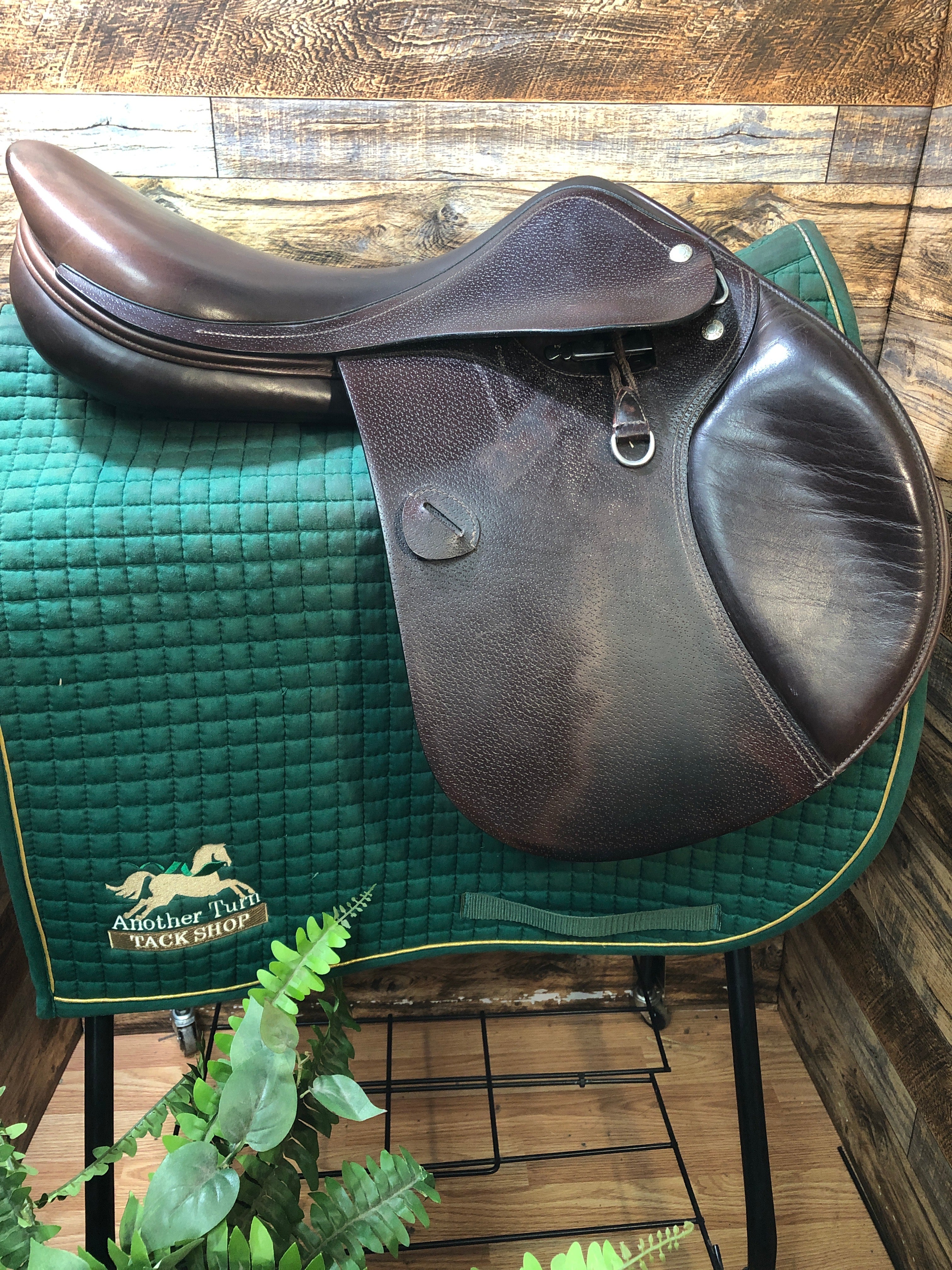 18" Vega Jump Saddle 5"Tree/13" Flap