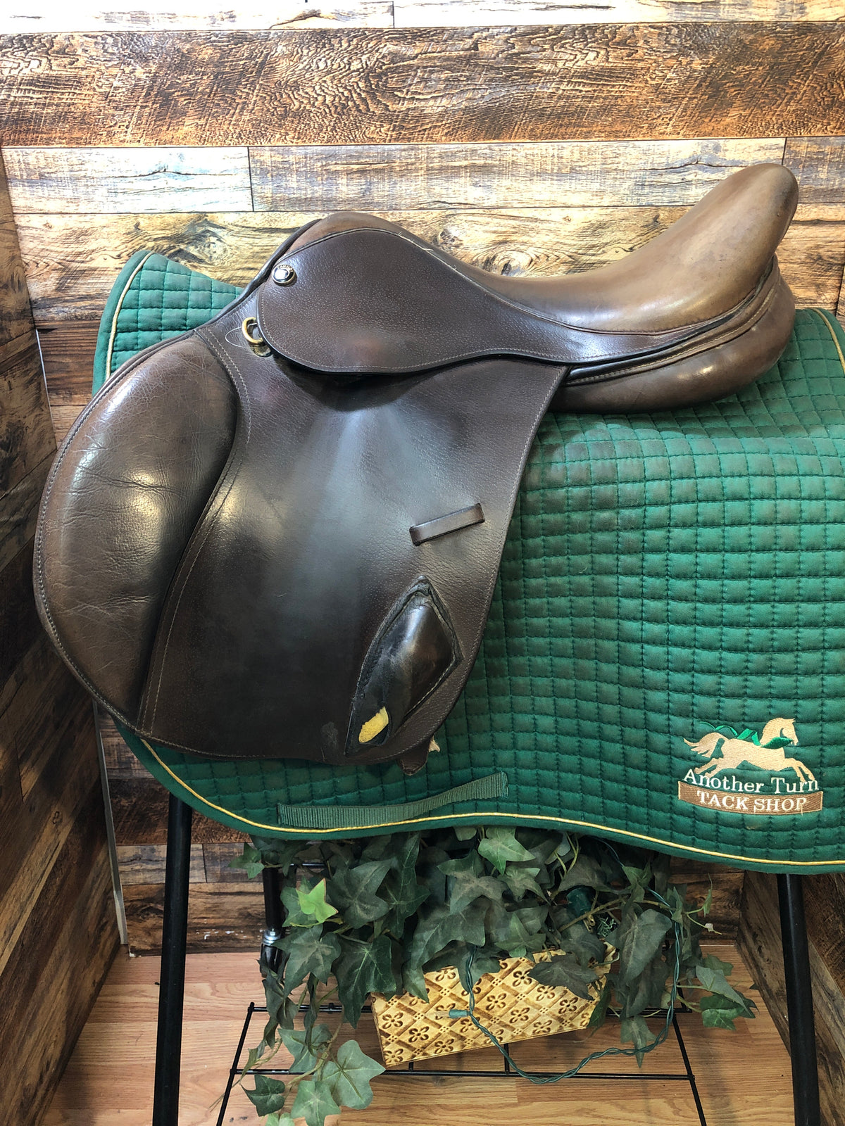 16" Camelot Wide Close Contact Saddle