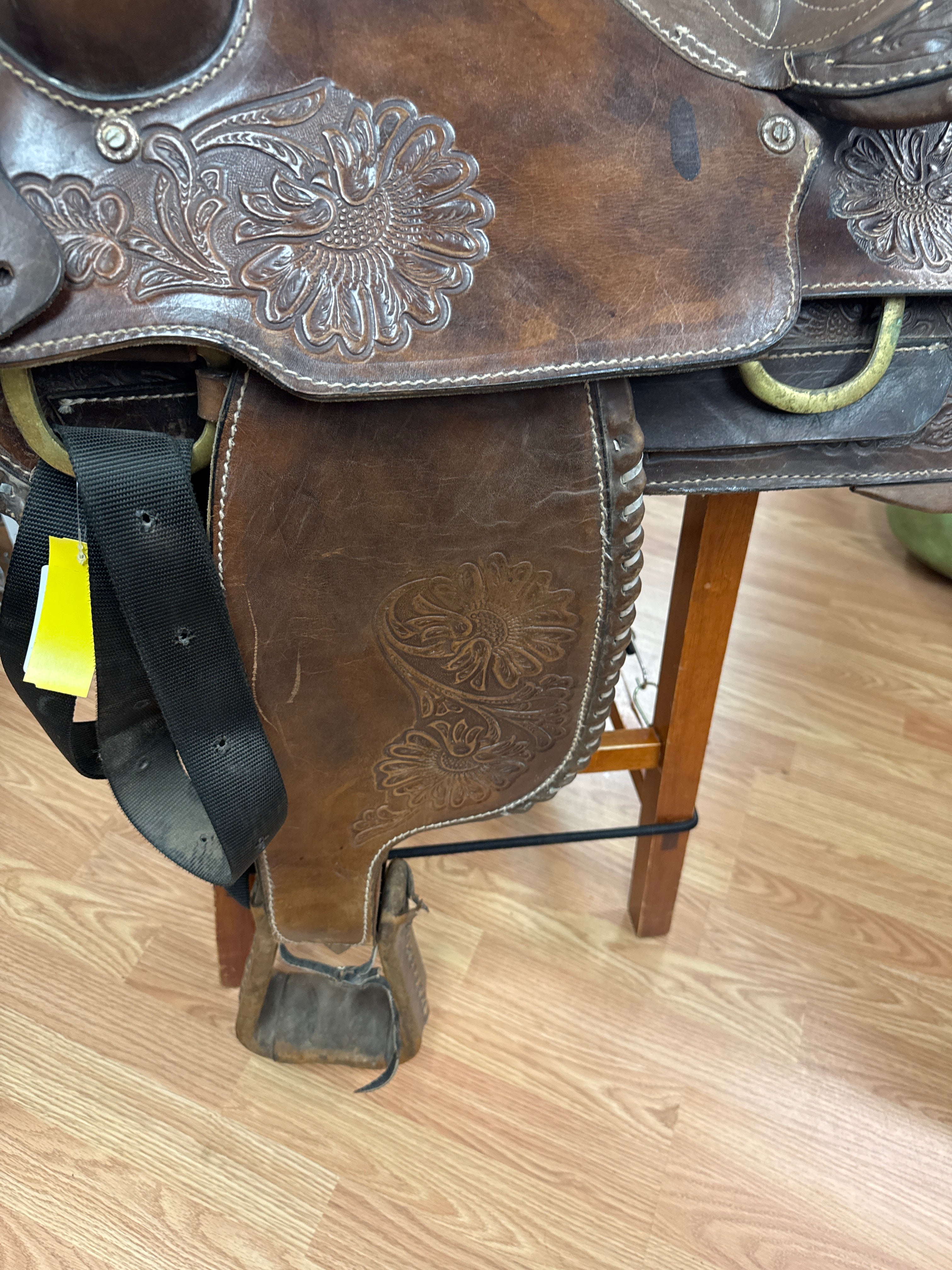 16" Western Saddle w/ wraped horn 6" bar -SQHB