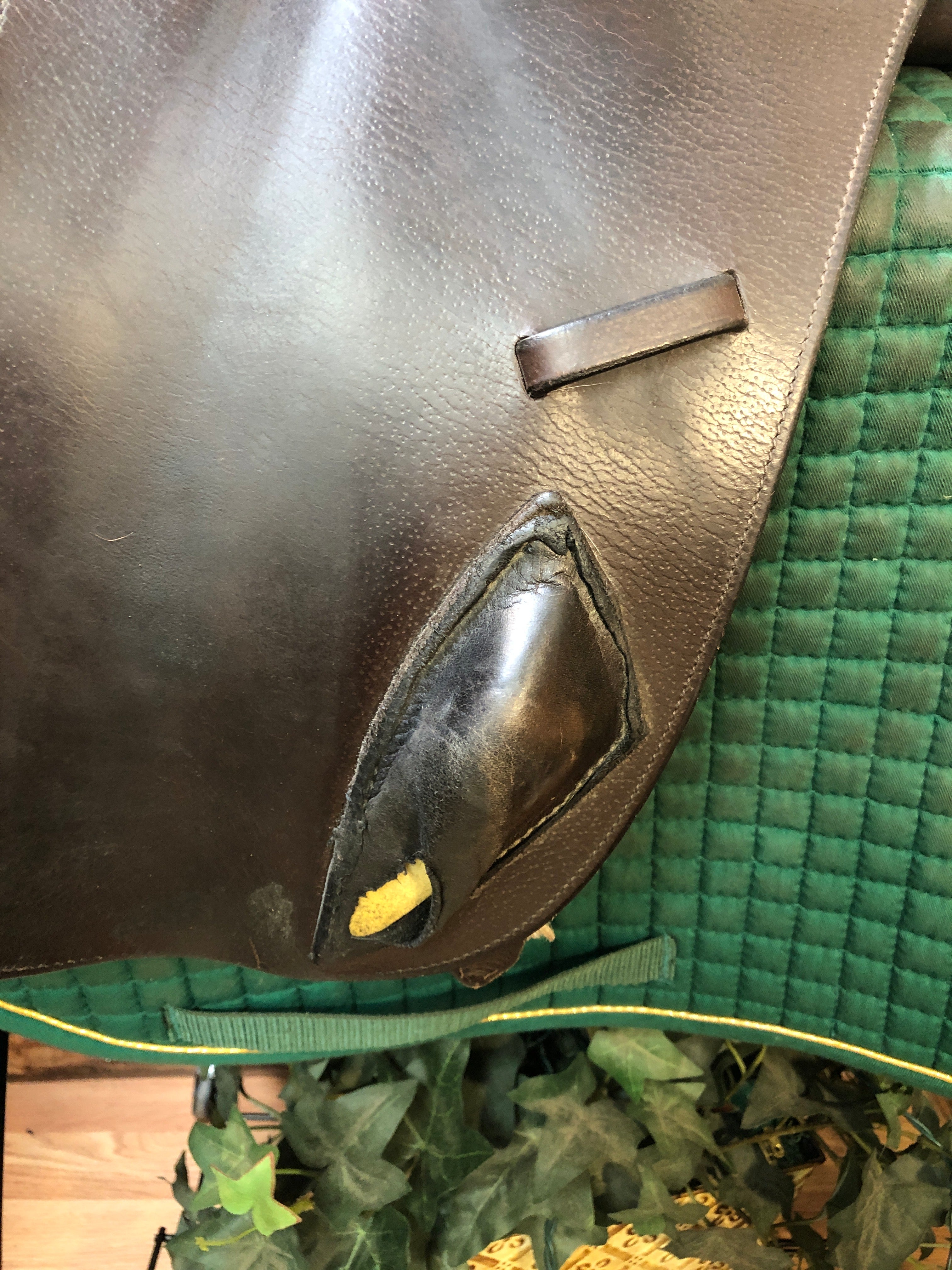 16" Camelot Wide Close Contact Saddle