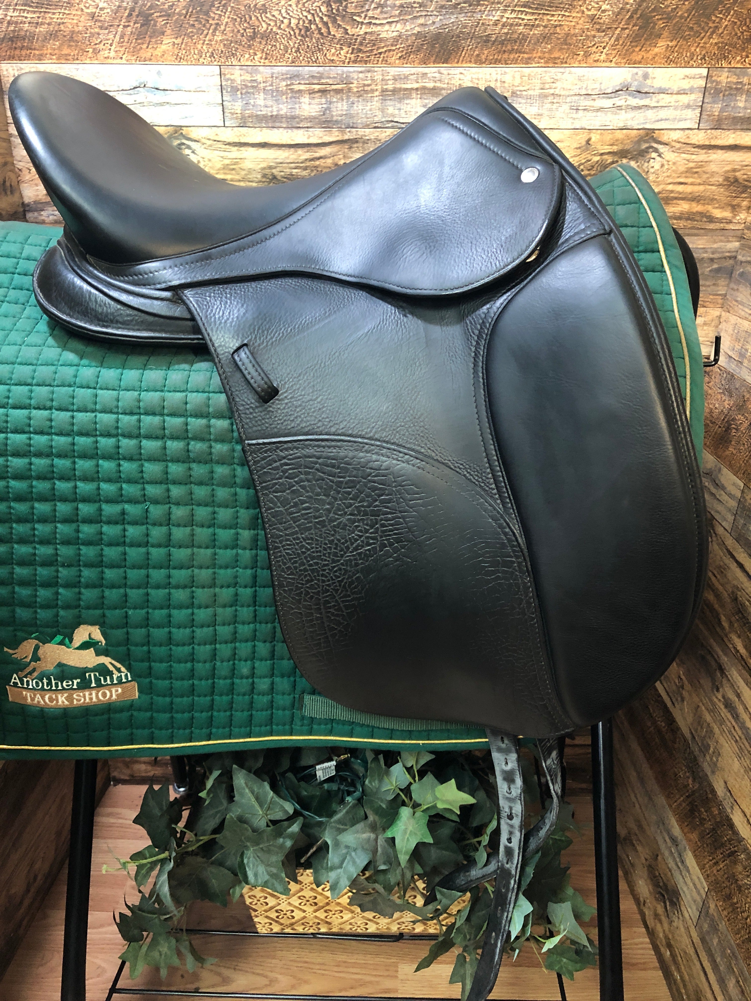17.5" Schleese Continuum Dressage Saddle