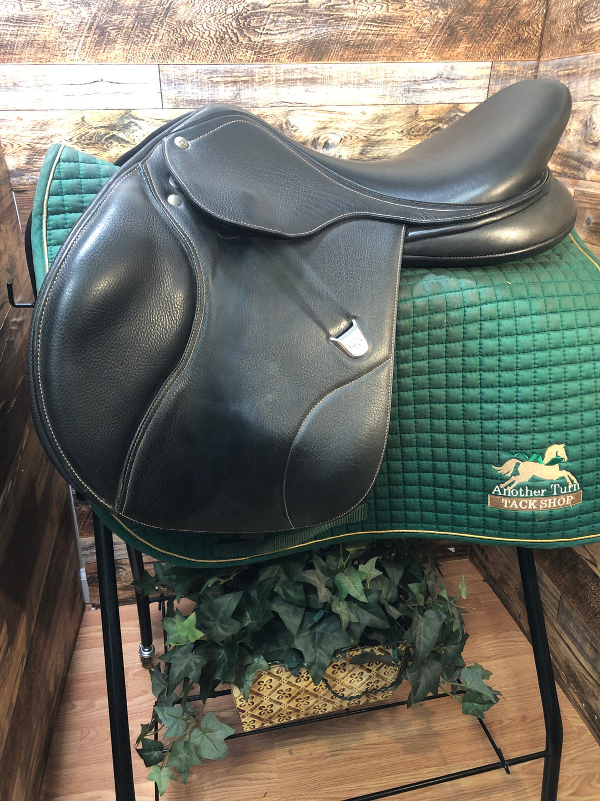 17.5" Bates Elevation Jump Saddle