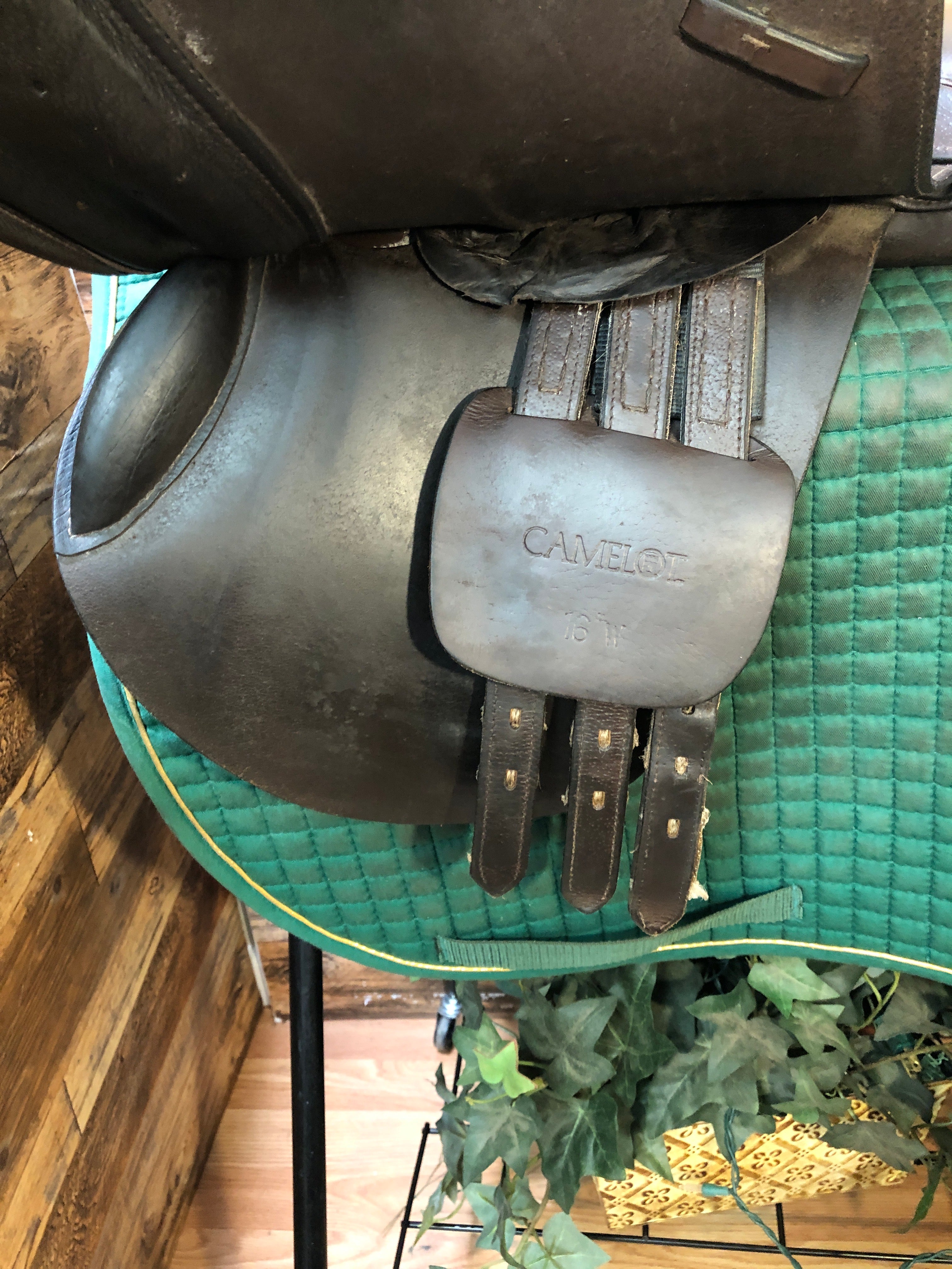 16" Camelot Wide Close Contact Saddle