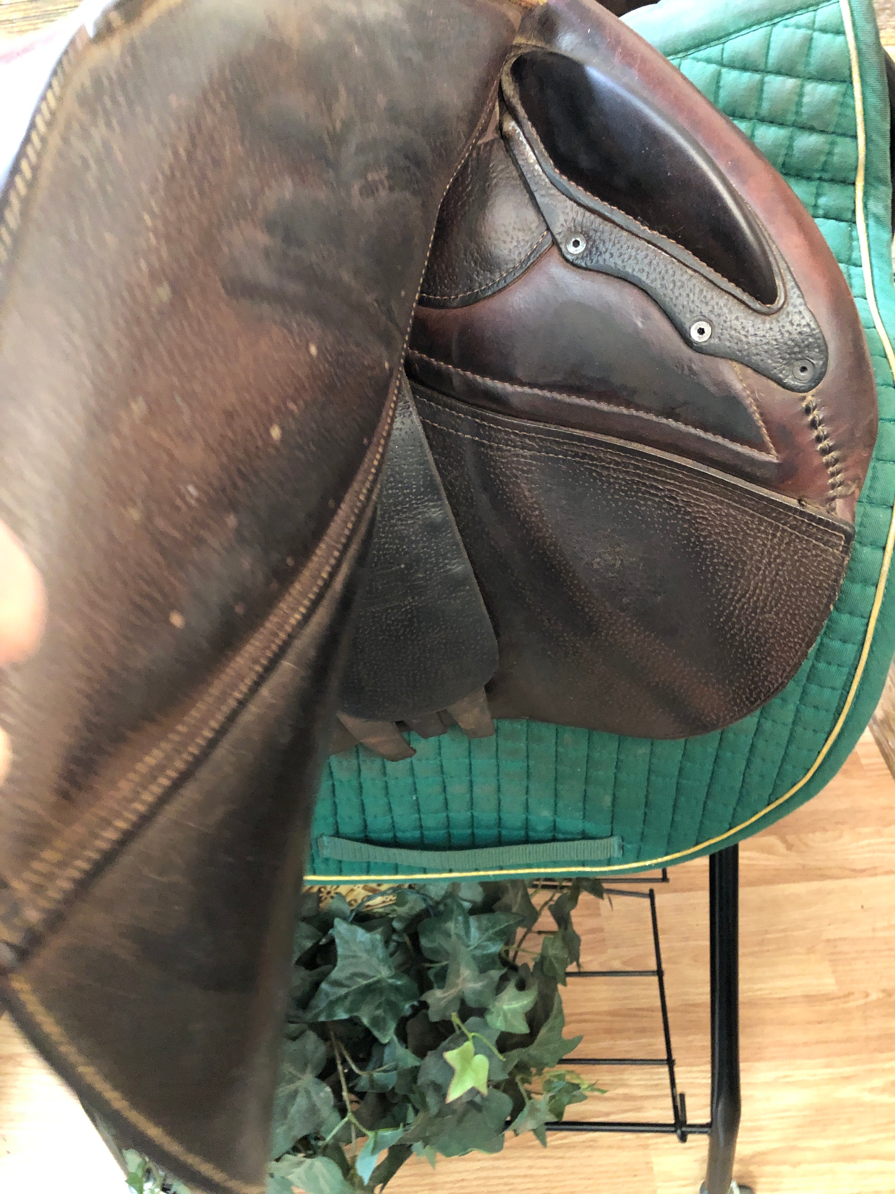 17.5" CWD 2Gs Close Contact Saddle