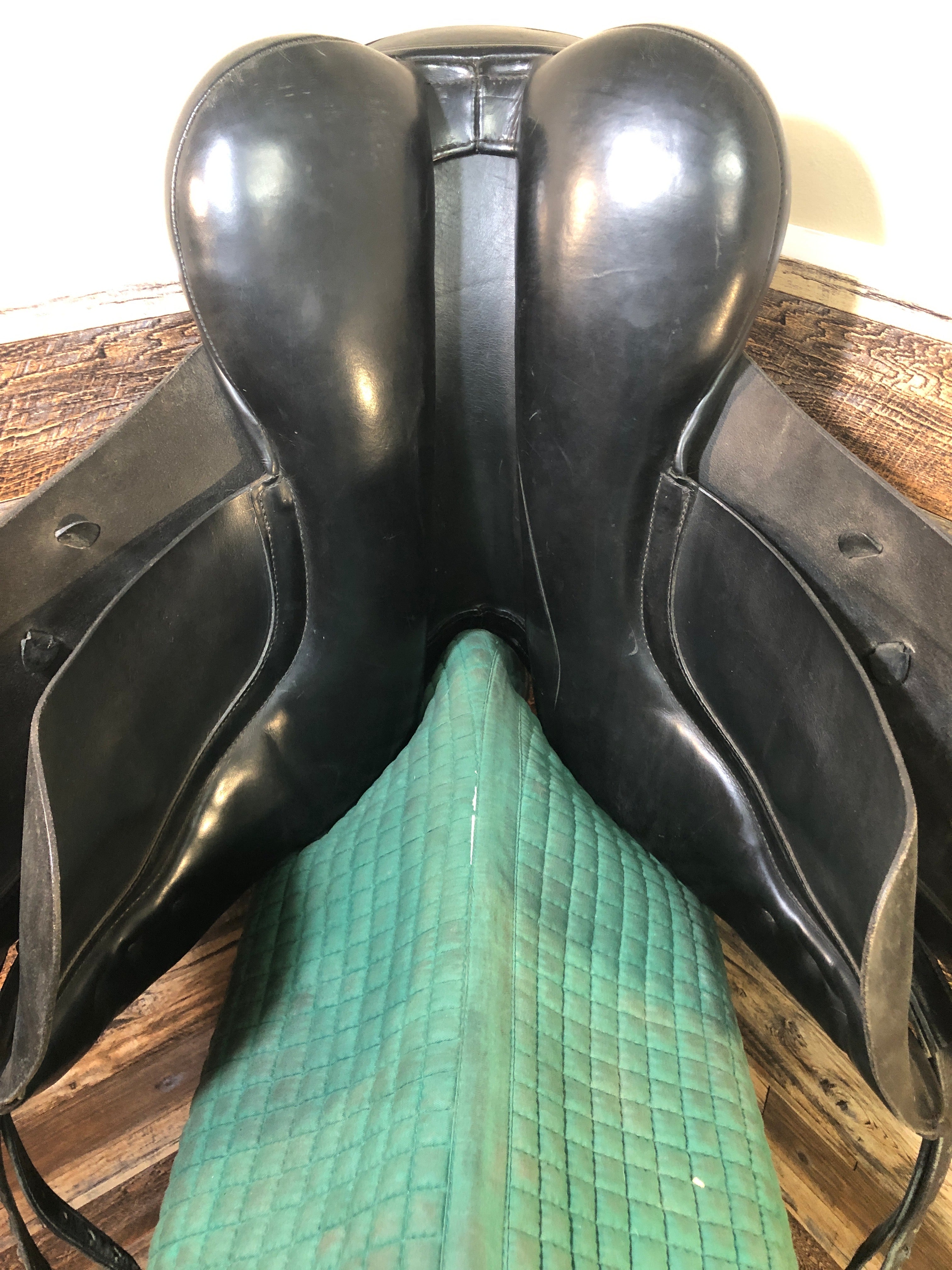 17.5" Detente Dressage Saddle