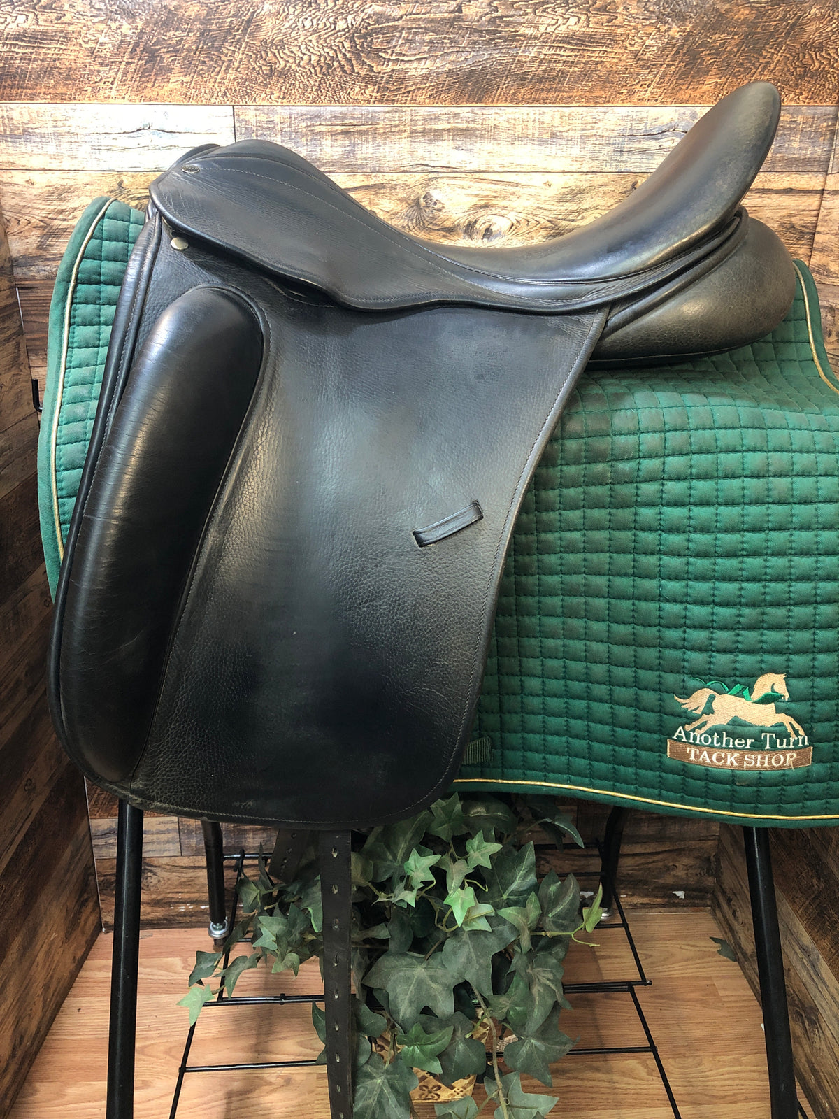 18" County Perfection Dressage XW 5.5" tree/ 16" flap wool