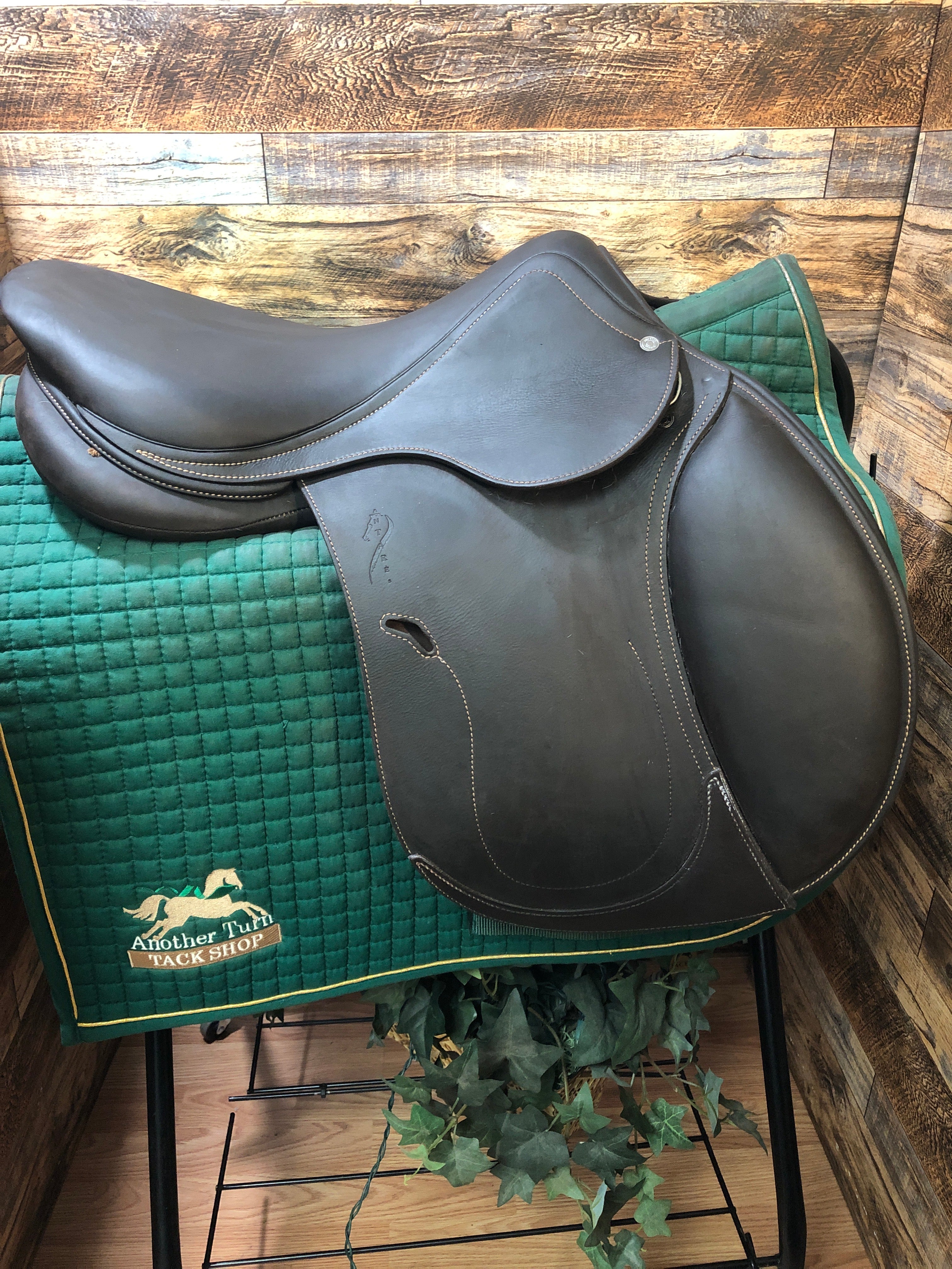 17.5" Antares Close Contact Saddle