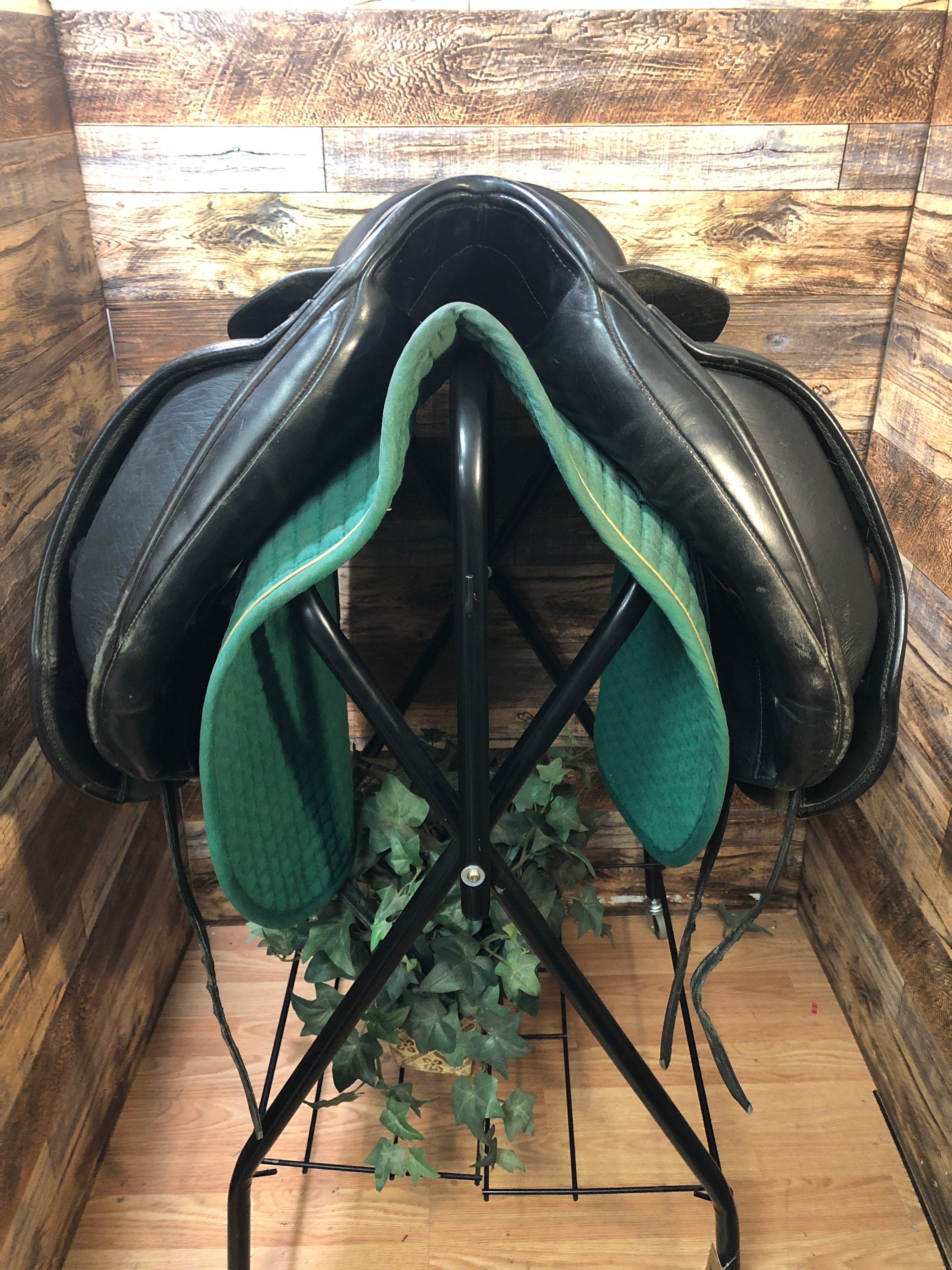17.5" Detente Dressage Saddle