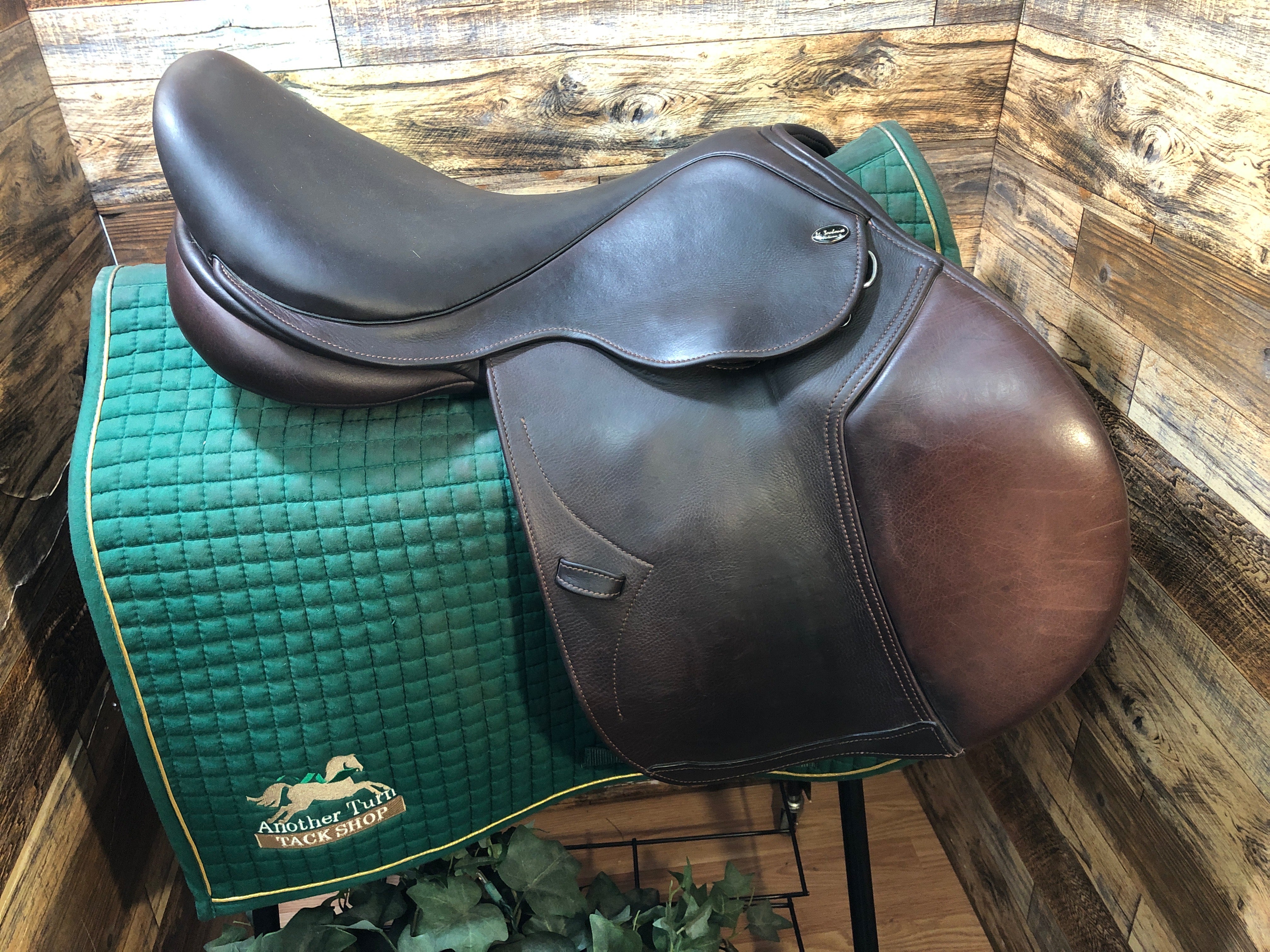 17.5" M Toulouse Premia Close Contact