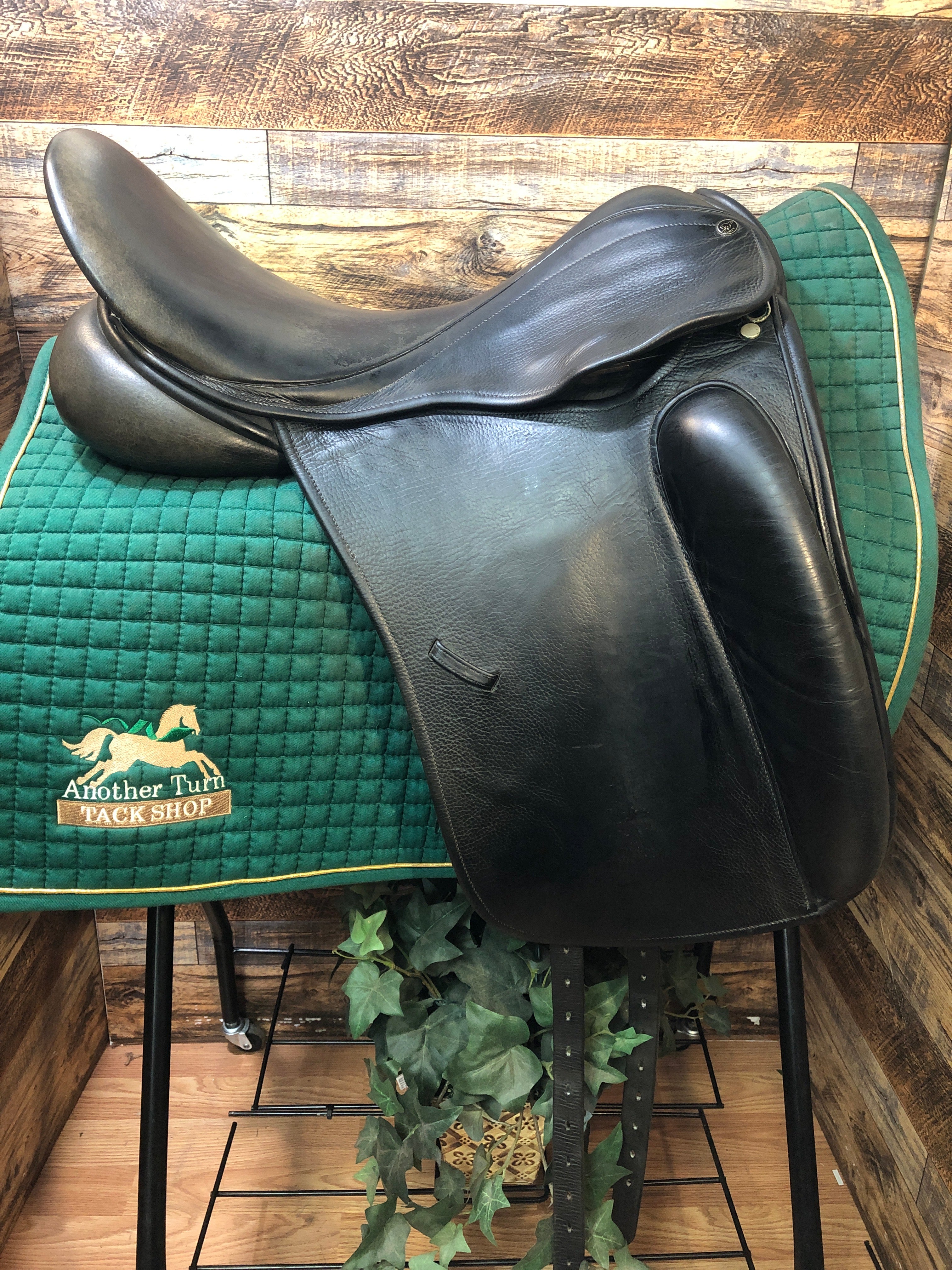18" County Perfection Dressage XW 5.5" tree/ 16" flap wool