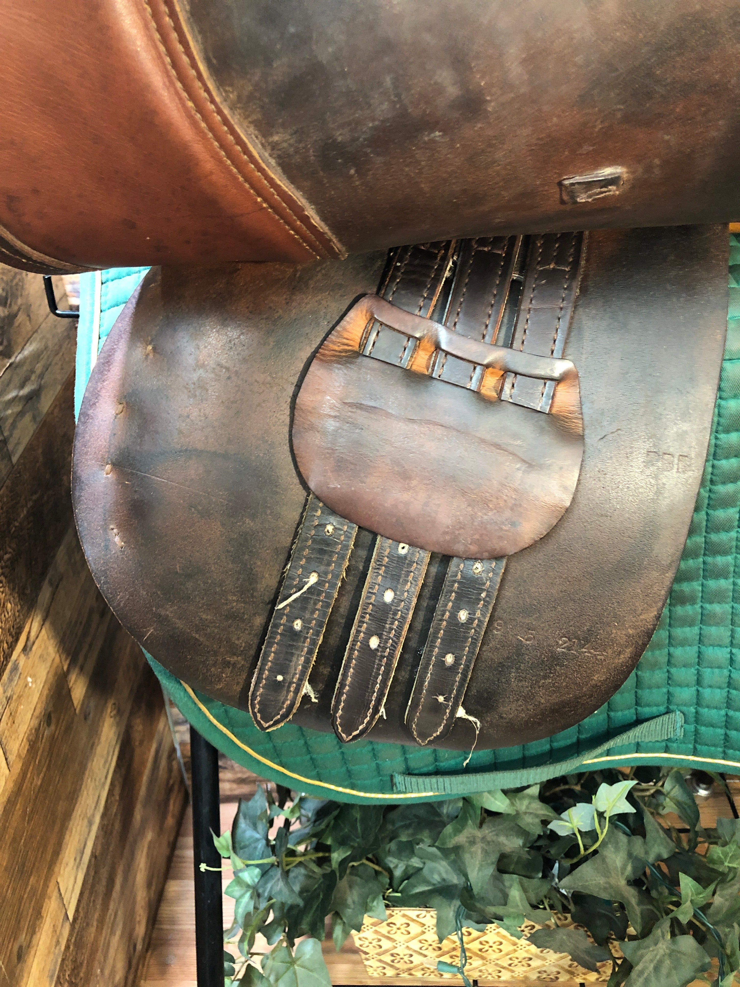 17" Crosby Close Contact Saddle