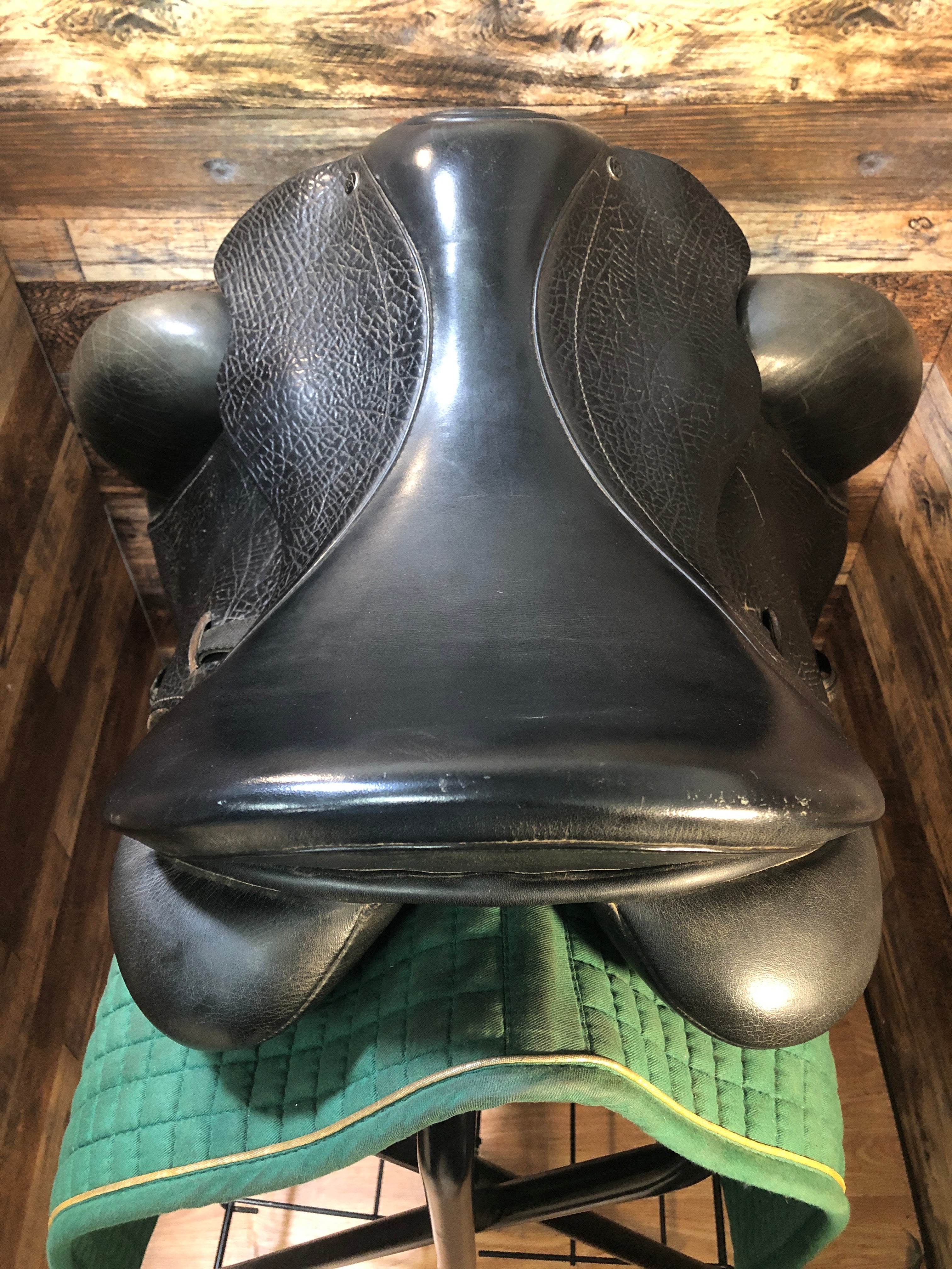 17.5" County Epifany Saddle