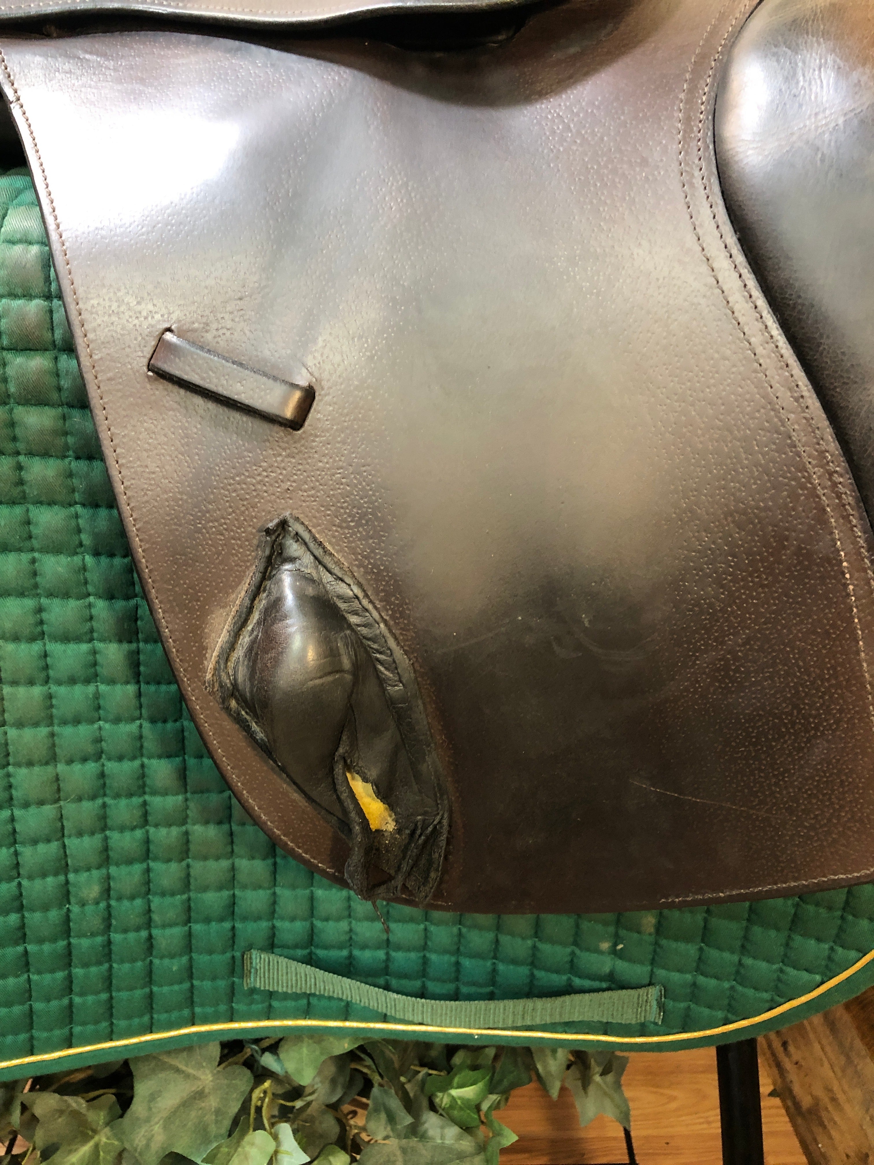 16" Camelot Wide Close Contact Saddle