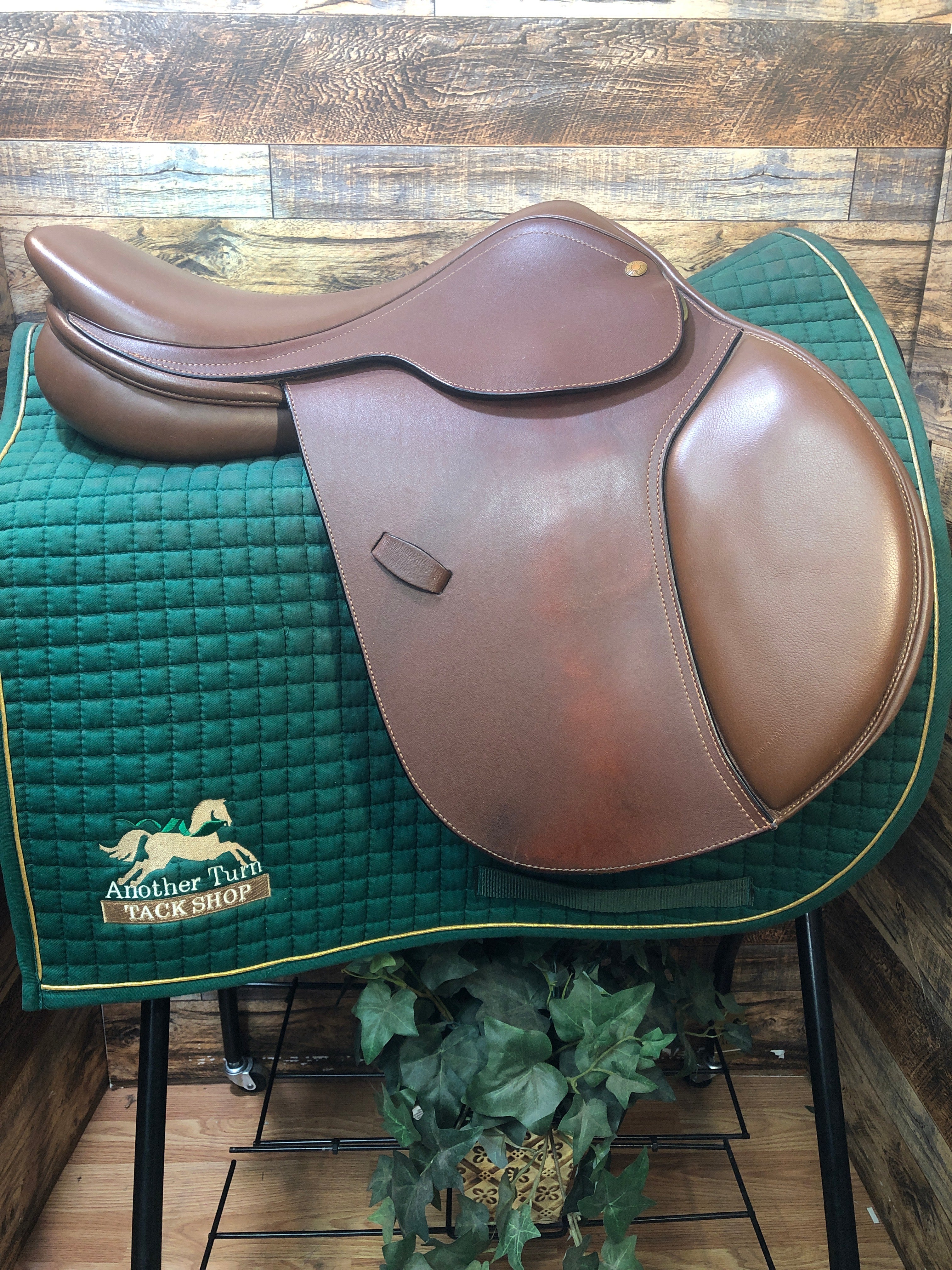 16.5" Collegiate Close Contact Saddle