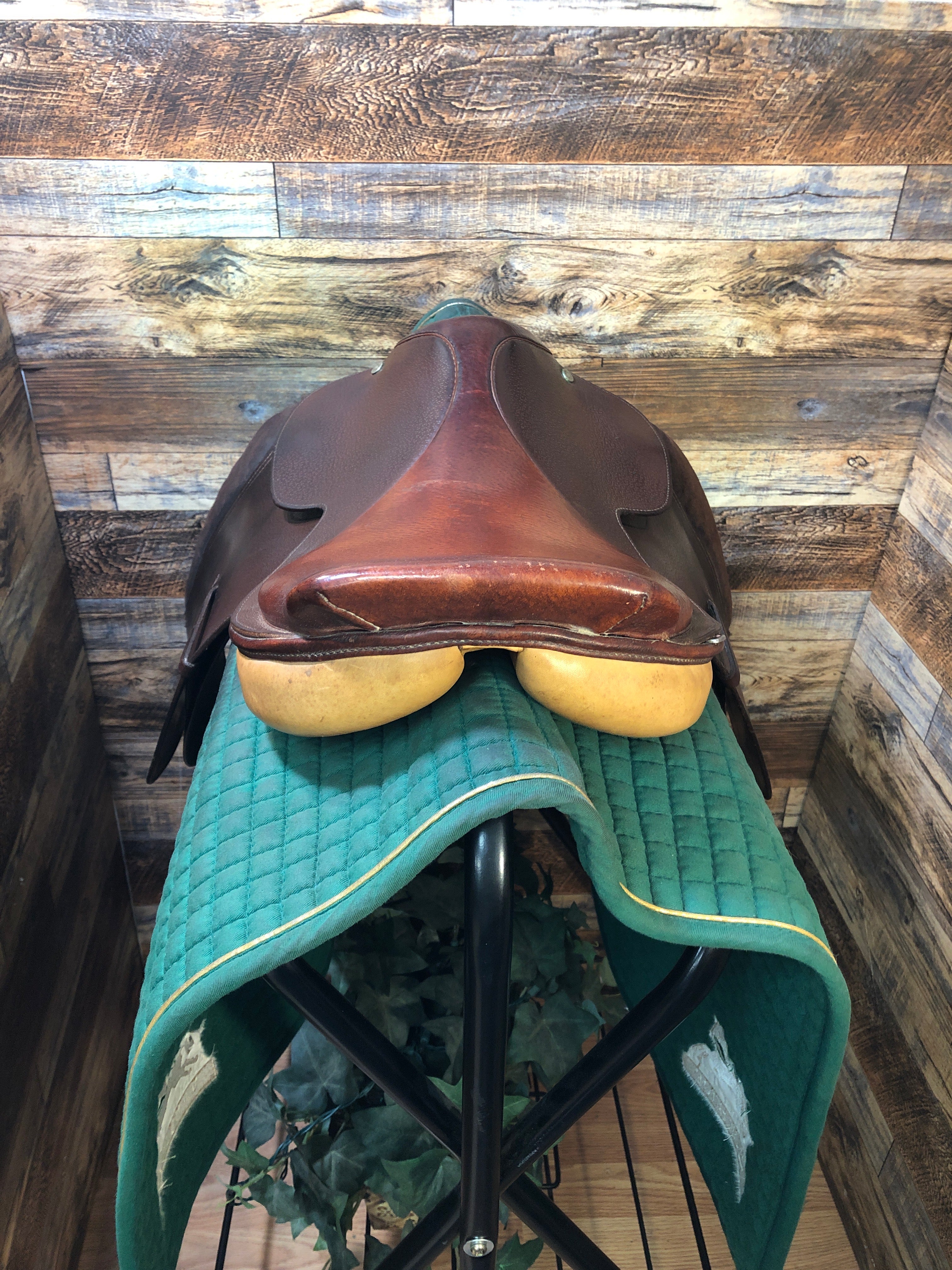 17" Crosby Close Contact Saddle