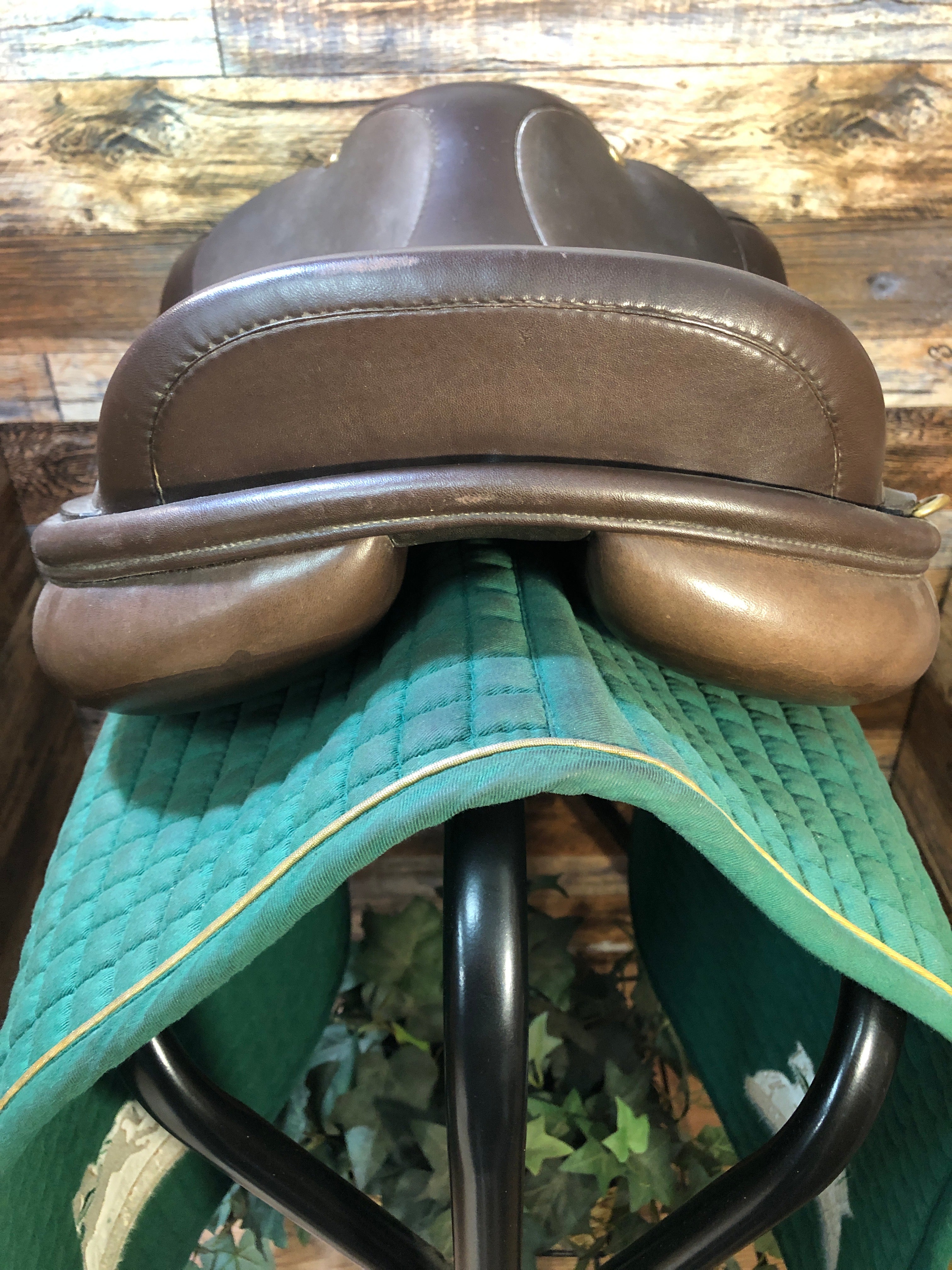 17.5" Lauriche Close Contact Saddle