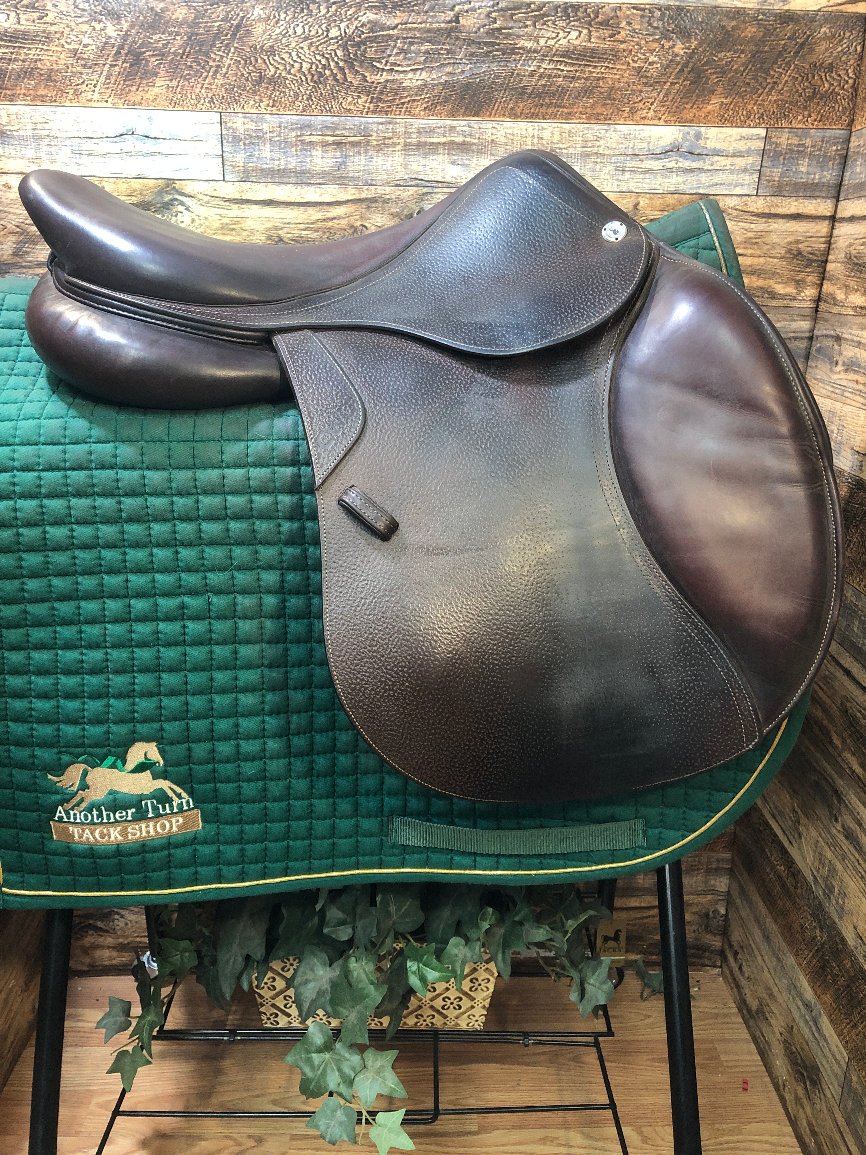 17.5" CWD SE03 2020 Close Contact Saddle