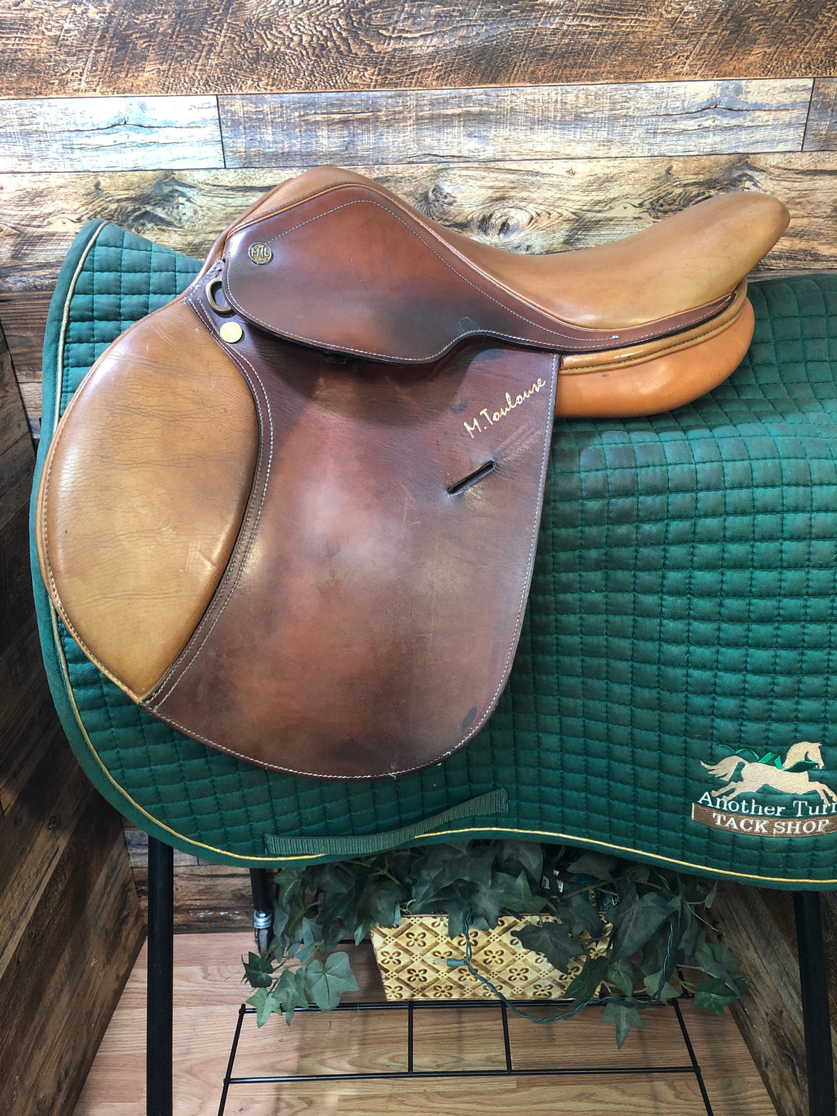 15" M Toulouse Jump Saddle