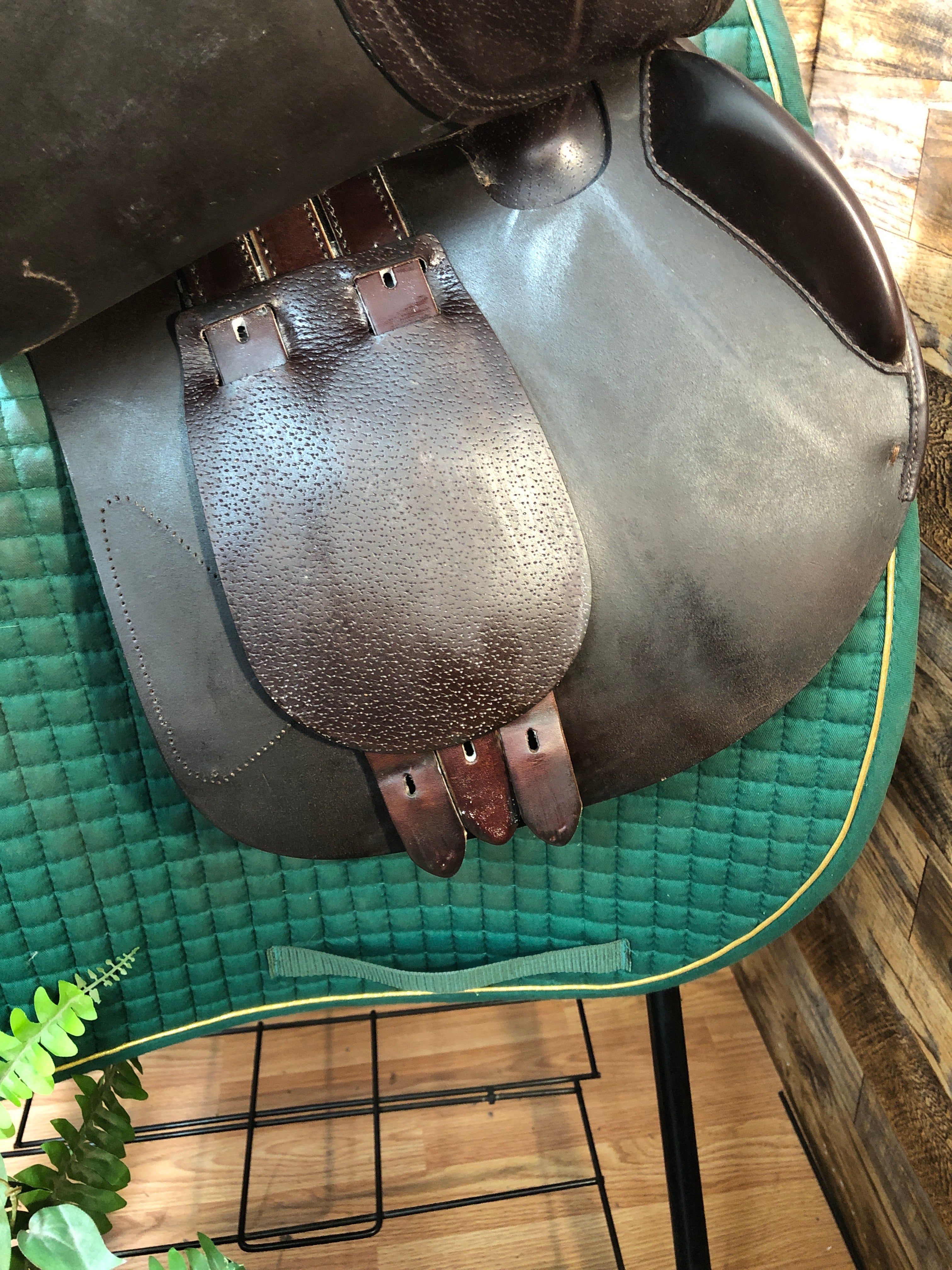 18" Vega Jump Saddle 5"Tree/13" Flap