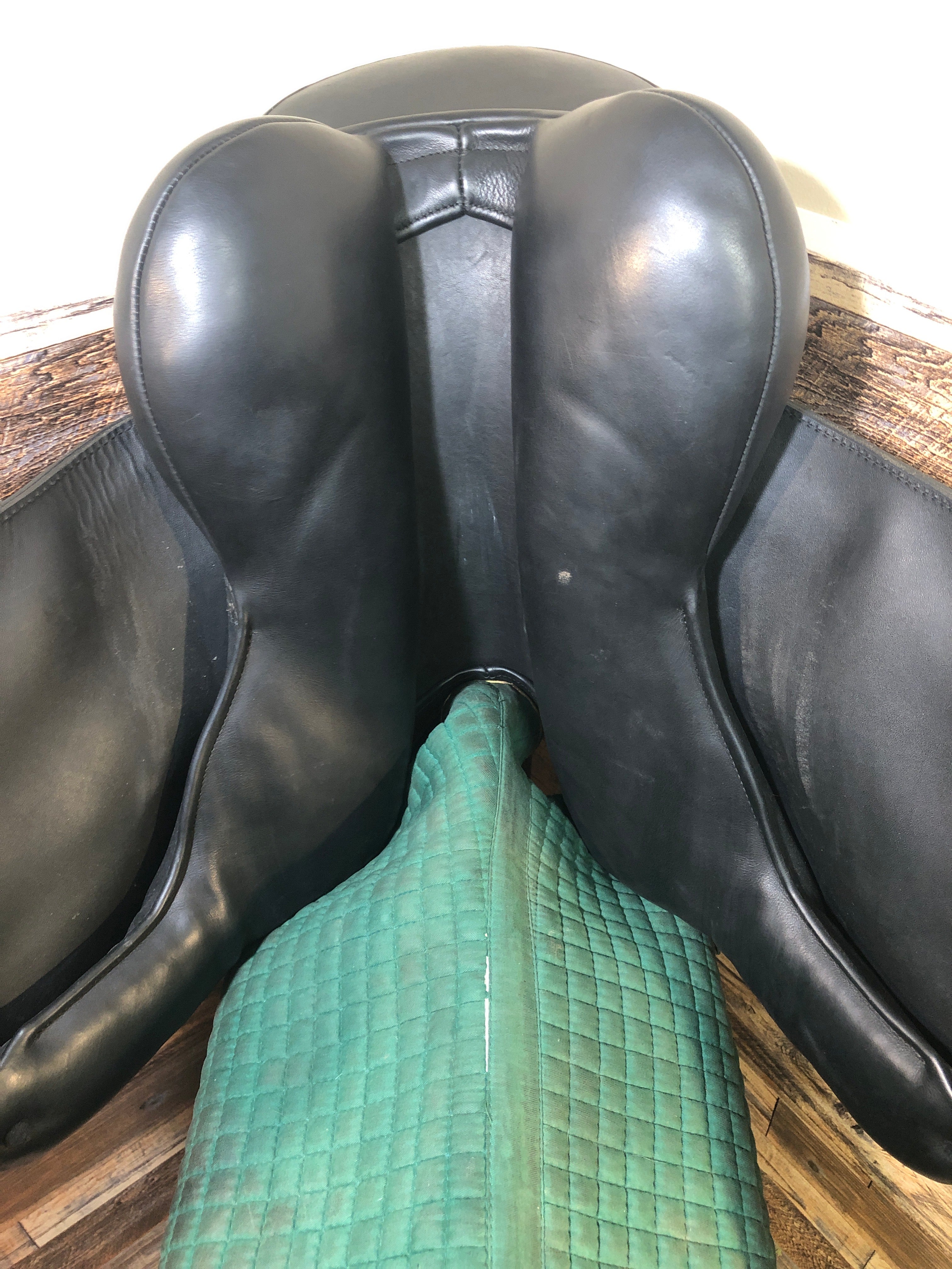 17.5" Cuomo Dressage Saddle